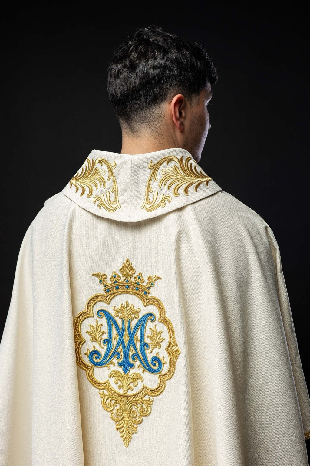 Ornat liturgiczny z haftowanym herbem Maryjnym i Koroną