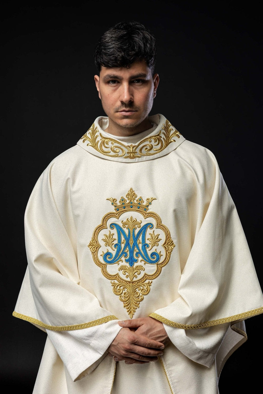 Ornat liturgiczny z haftowanym herbem Maryjnym i Koroną