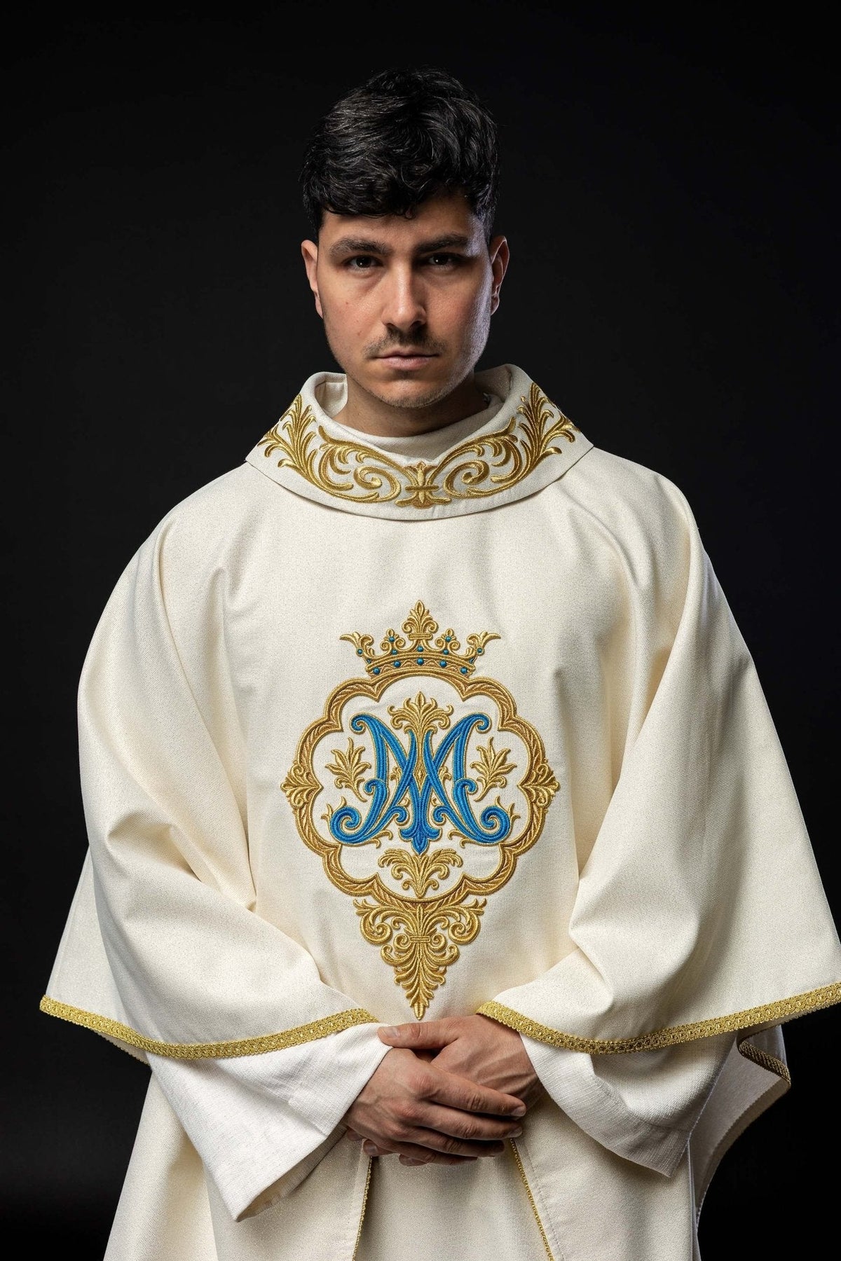 Ornat liturgiczny z haftowanym herbem Maryjnym i Koroną