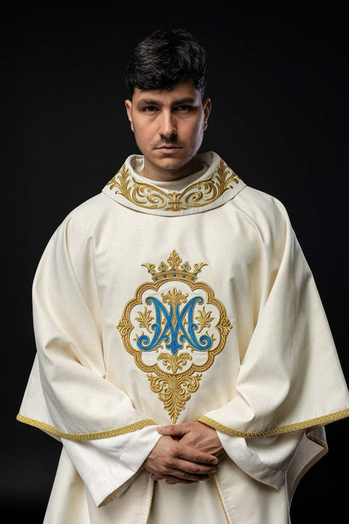 Ornat liturgiczny z haftowanym herbem Maryjnym i Koroną