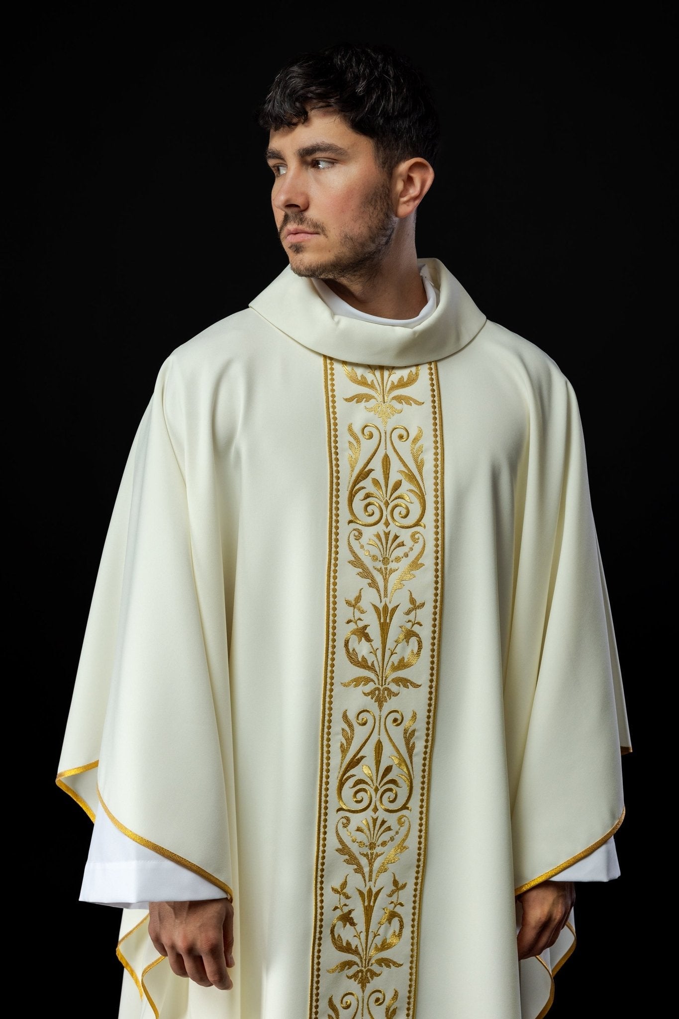 Ornat liturgiczny z haftowanym pasem w kolorze ecru