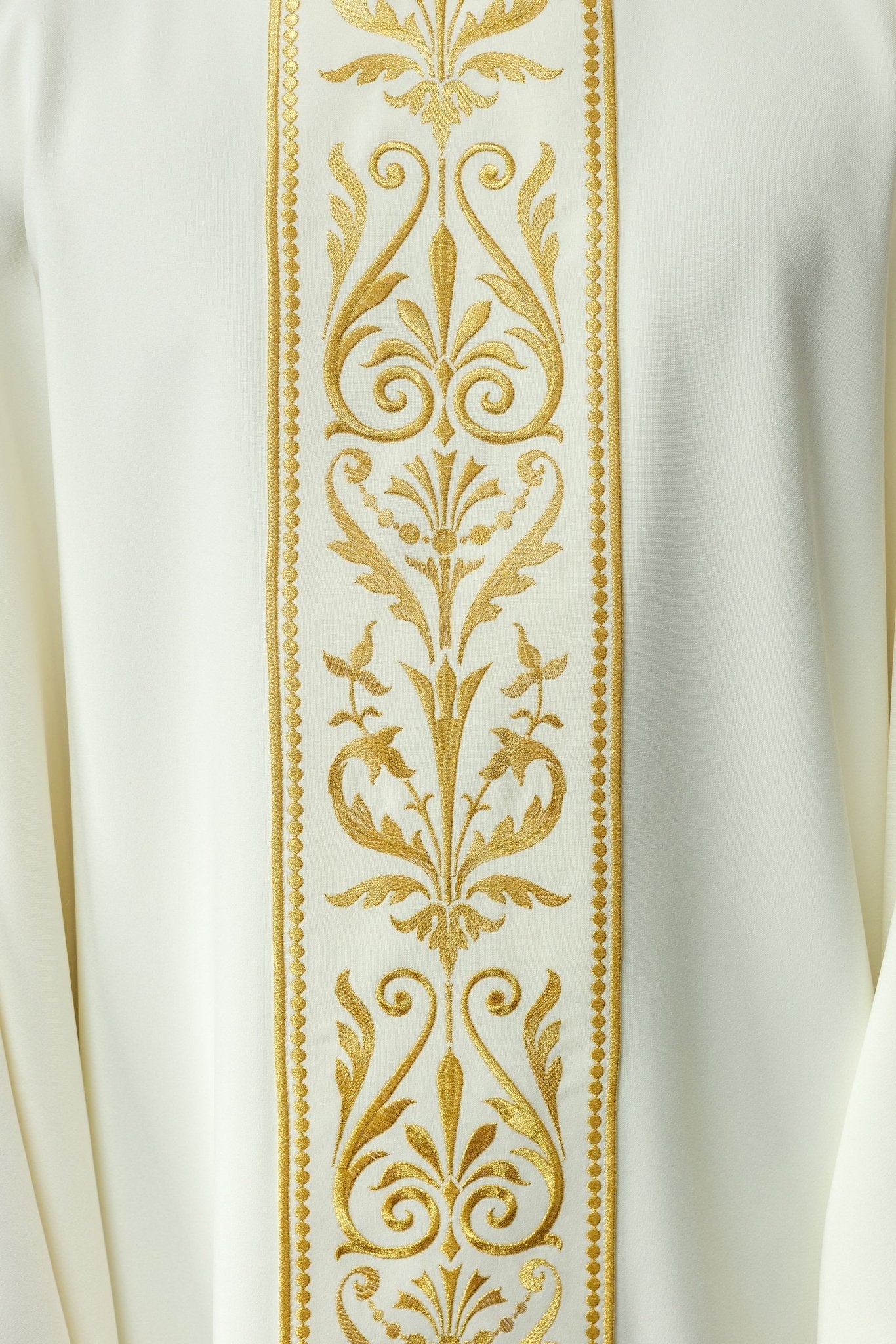 Ornat liturgiczny z haftowanym pasem w kolorze ecru