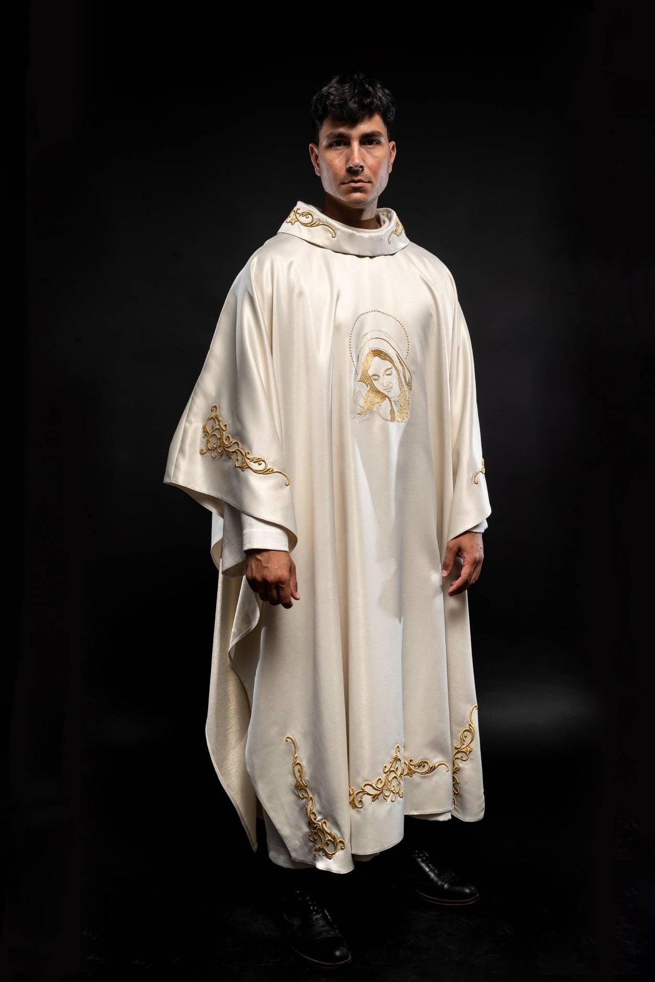 Ornat liturgiczny z wizerunkiem Matki Bożej Tulącej