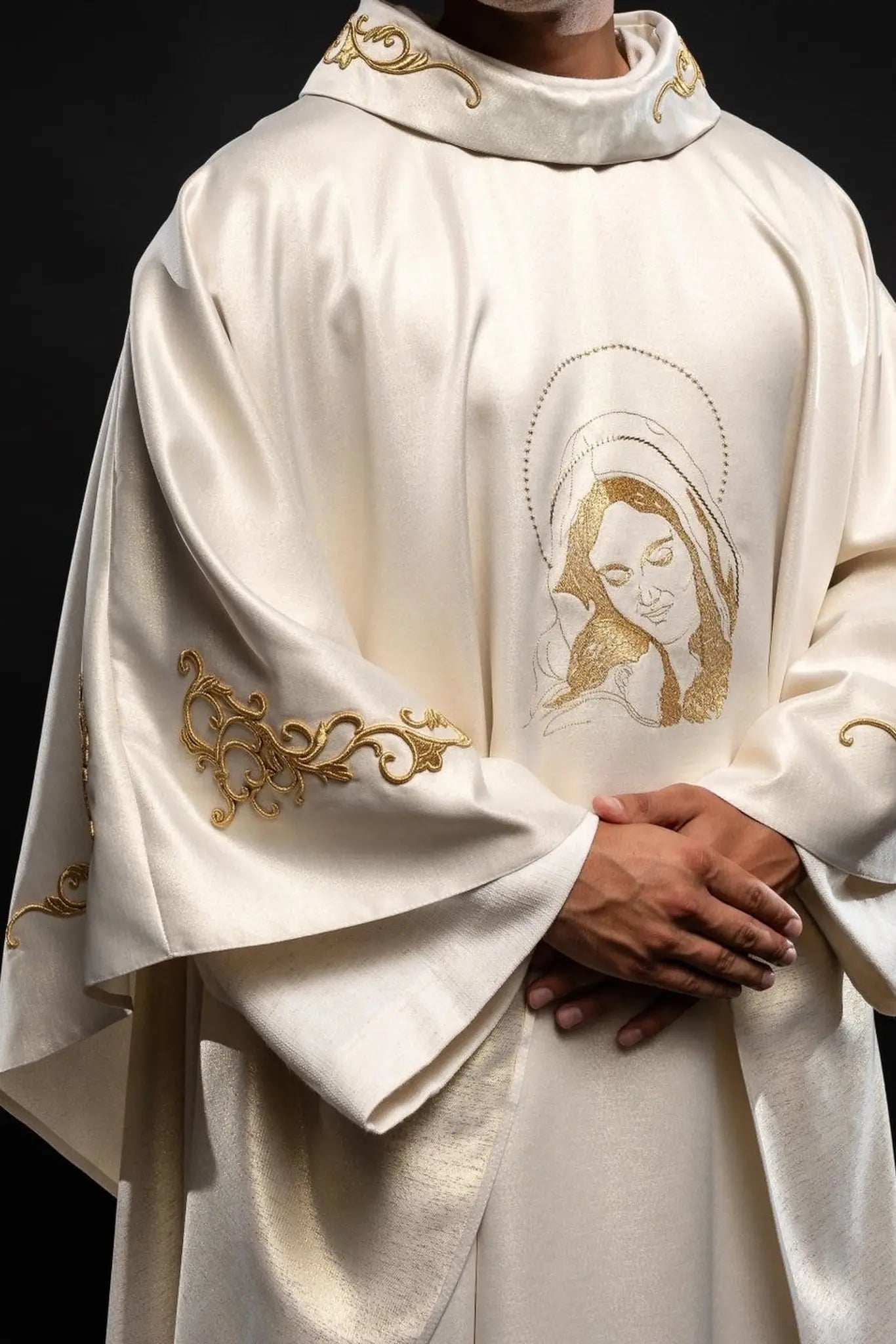 Liturgical chasuble with the image of Our Lady of Hugs