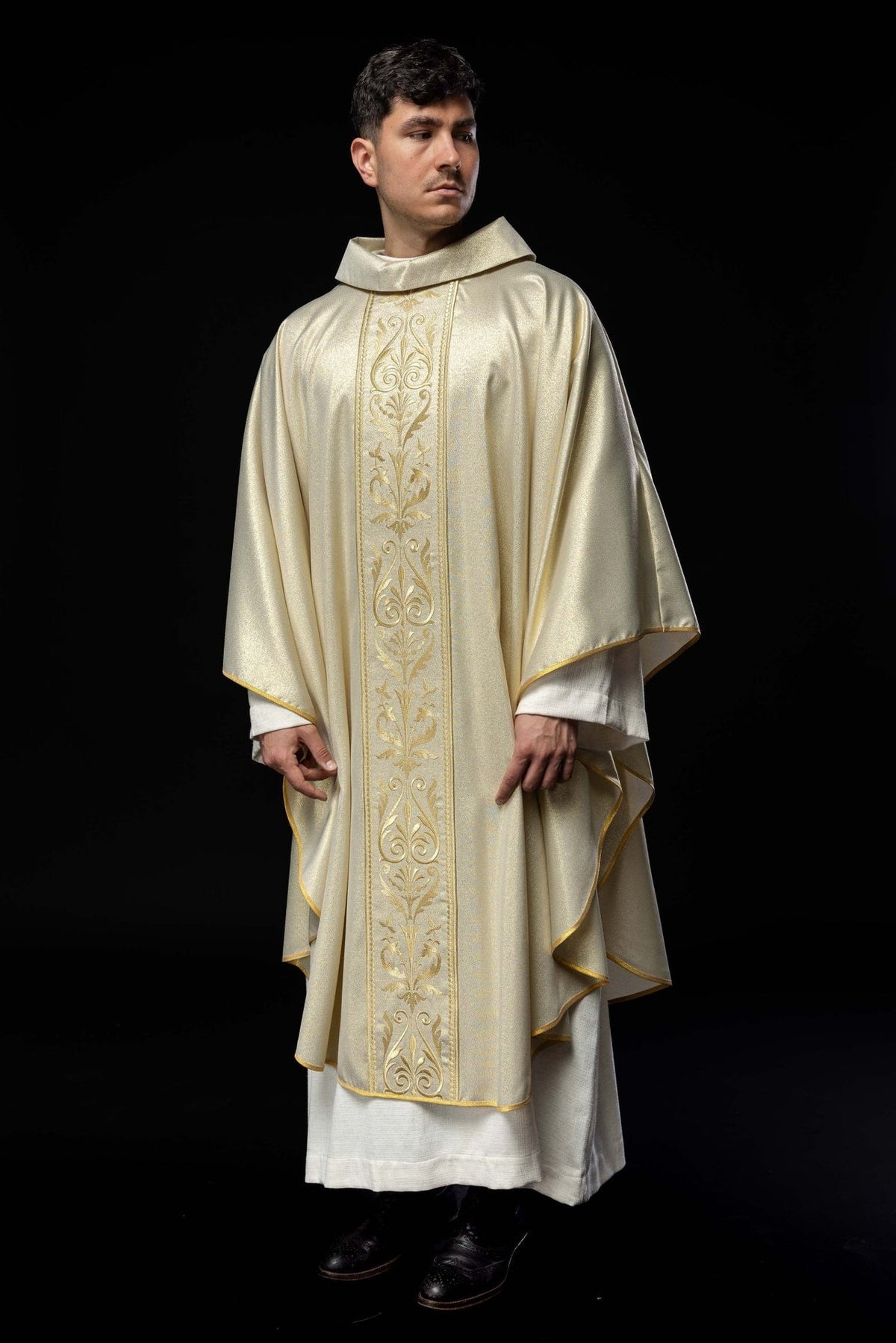 Ornat liturgiczny z zdobionym złotym pasem haftowanym