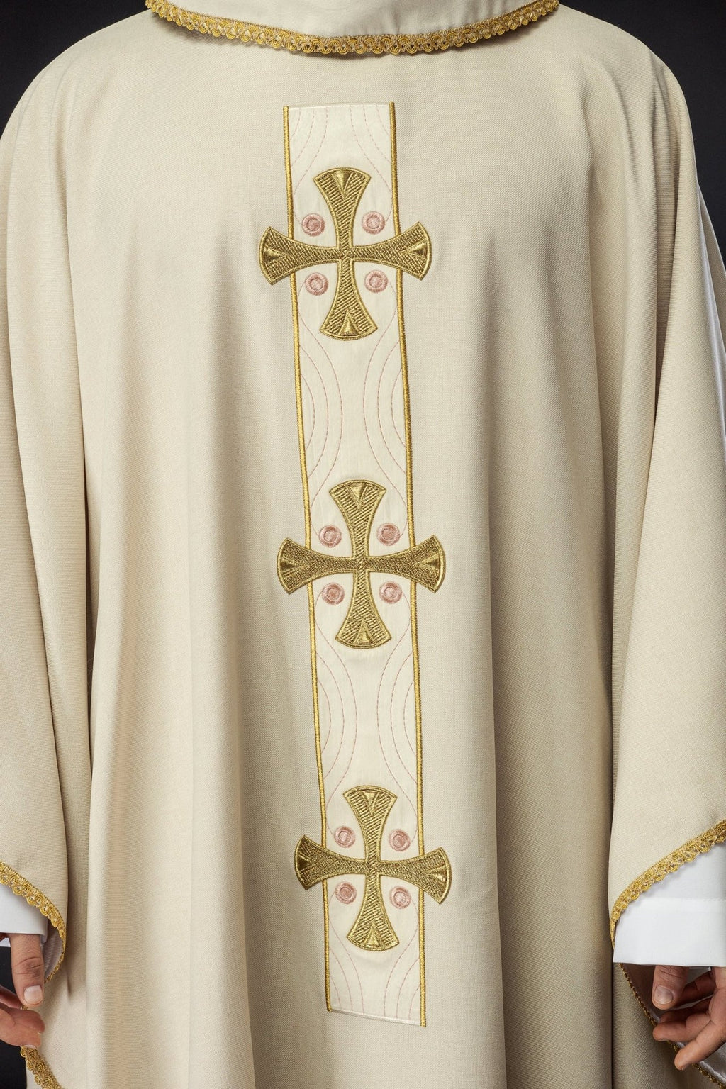 Ornat w haftowane złote krzyże i lamówkę na kołnierzu w kolorze ecru