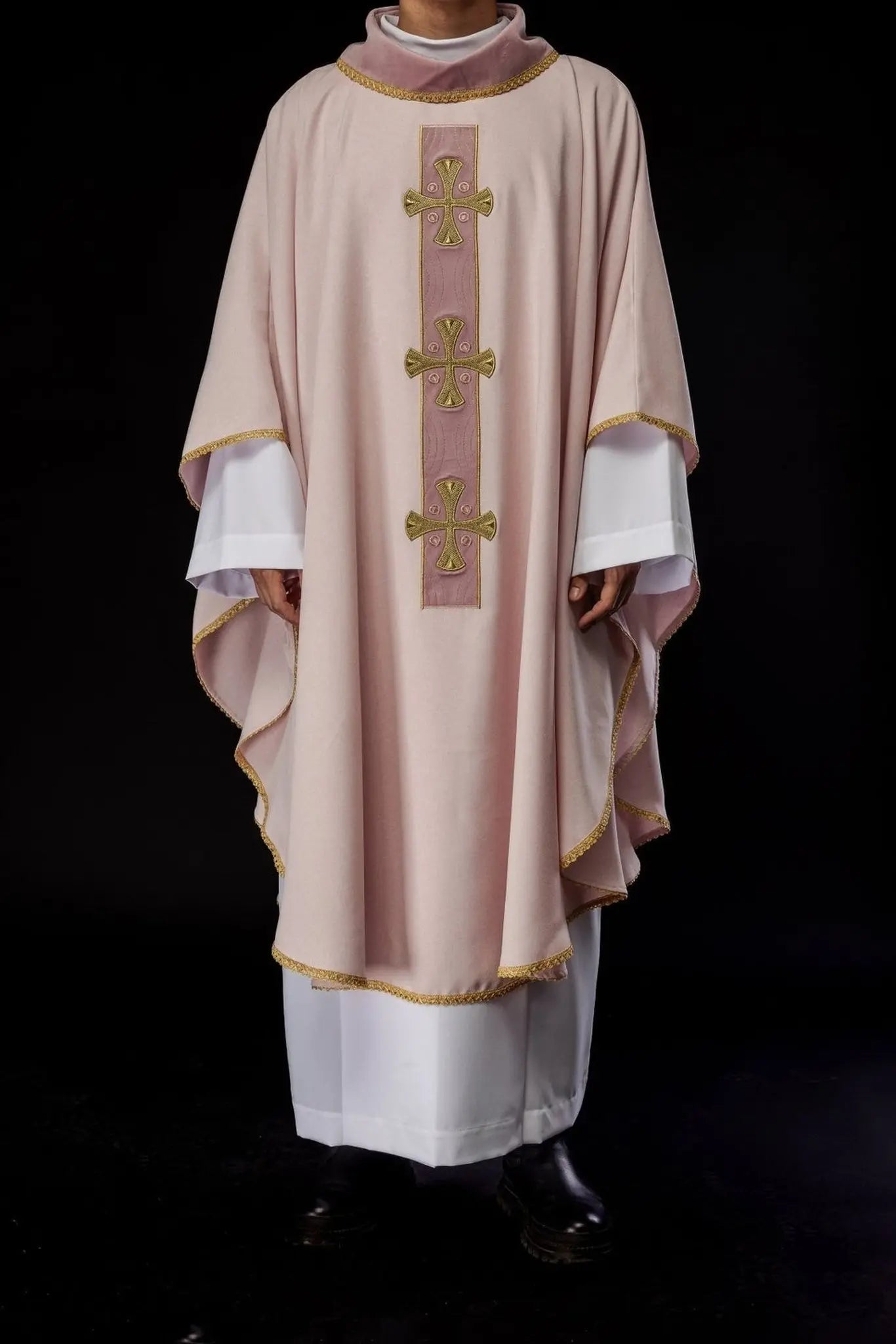 Chasuble in embroidered gold crosses and piping on collar in pink color