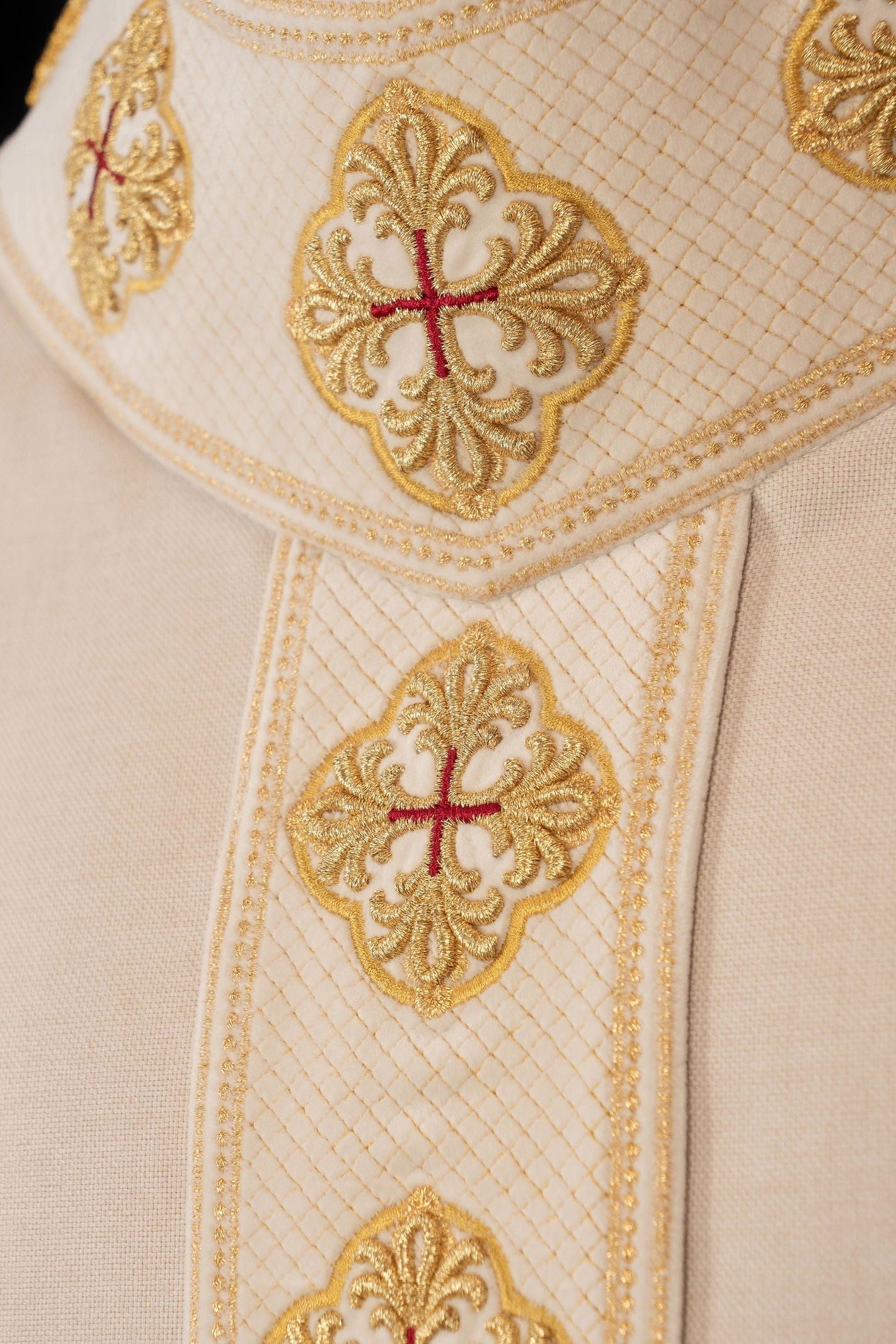 Chasuble in ecru with embroidered belt and cross collar