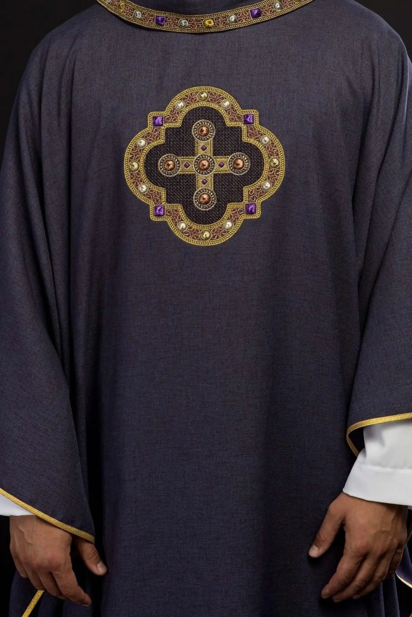Chasuble in purple with embroidered piping on the collar and around the embroidery of the cross