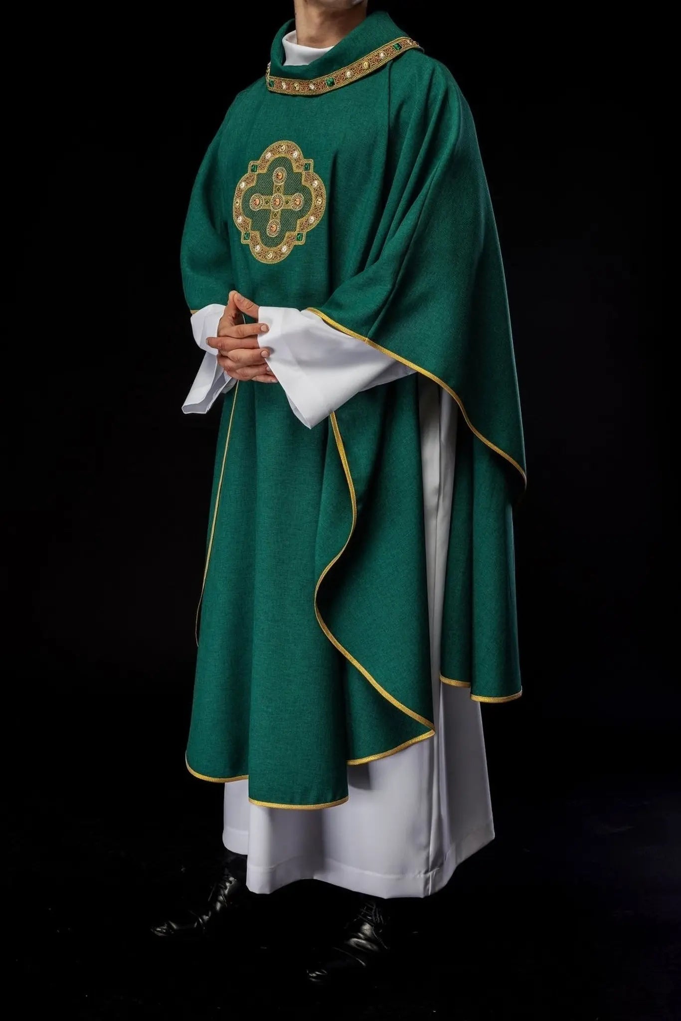 Chasuble in green with embroidered piping on the collar and around the embroidery of the cross