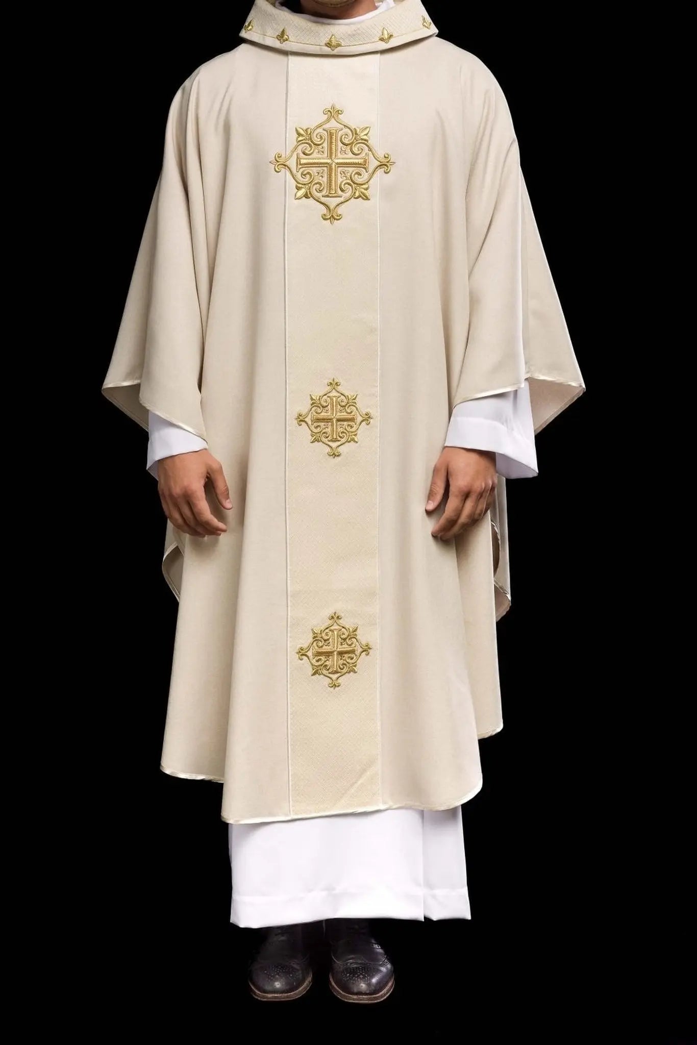 Chasuble with ecru velvet belt and cross embroidery