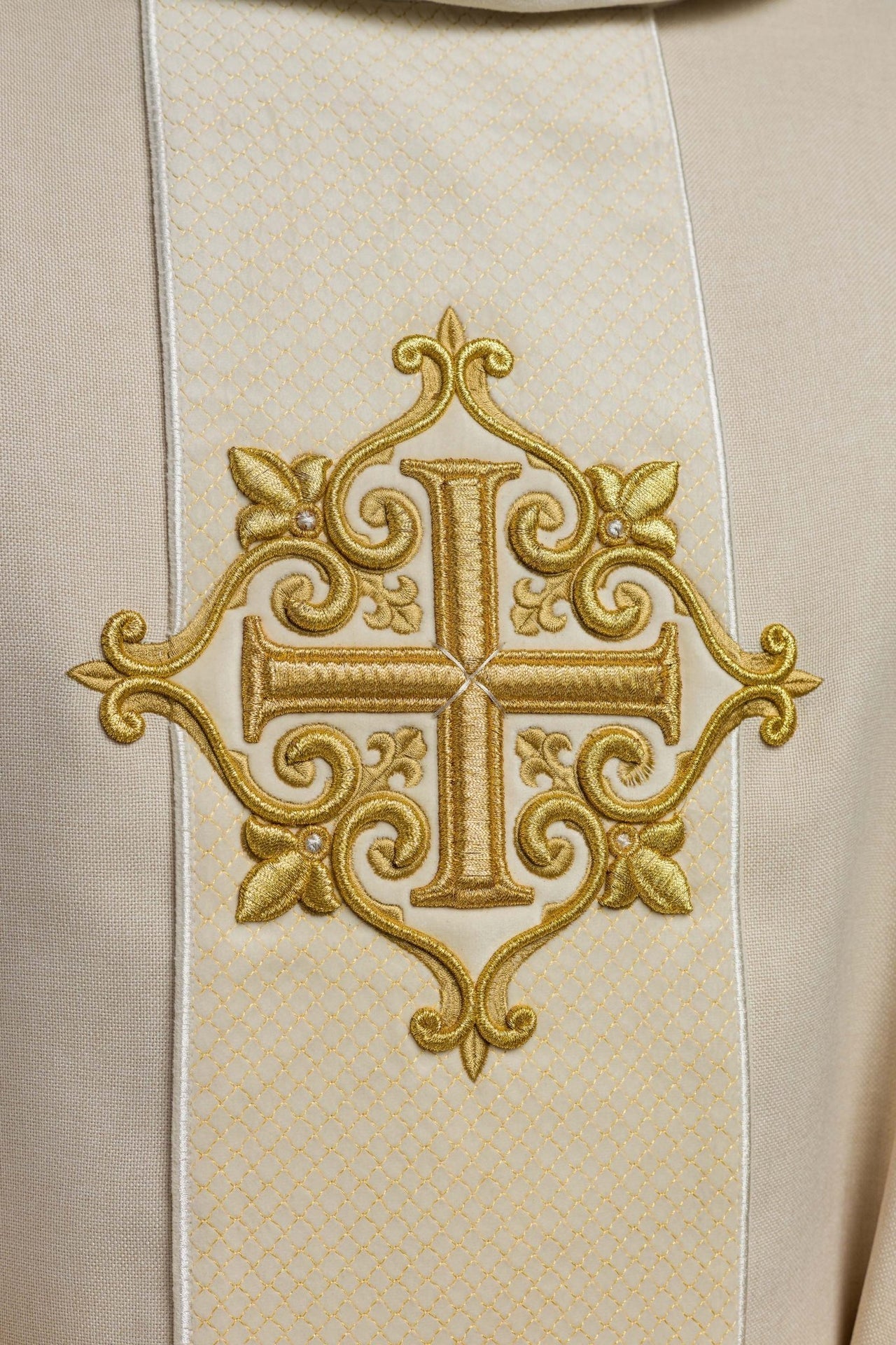 Ornat z aksamitnym ecru pasem i haftem krzyży