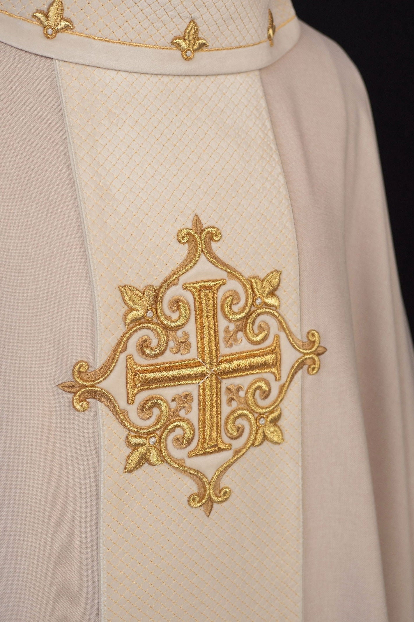 Chasuble with ecru velvet belt and cross embroidery