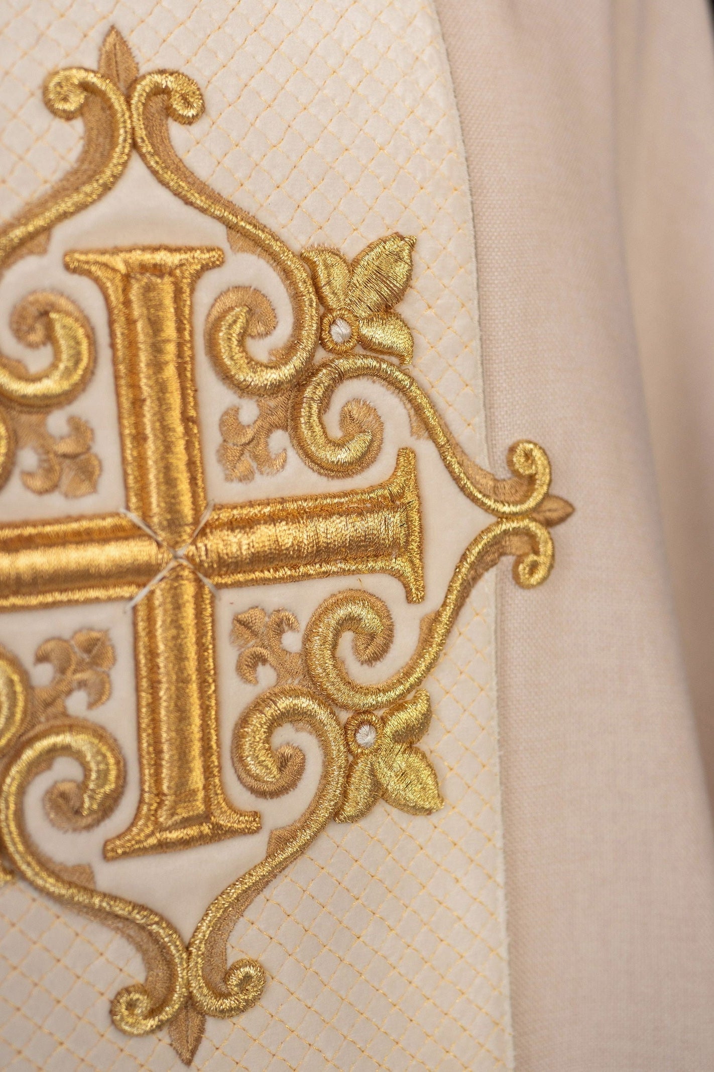 Chasuble with ecru velvet belt and cross embroidery