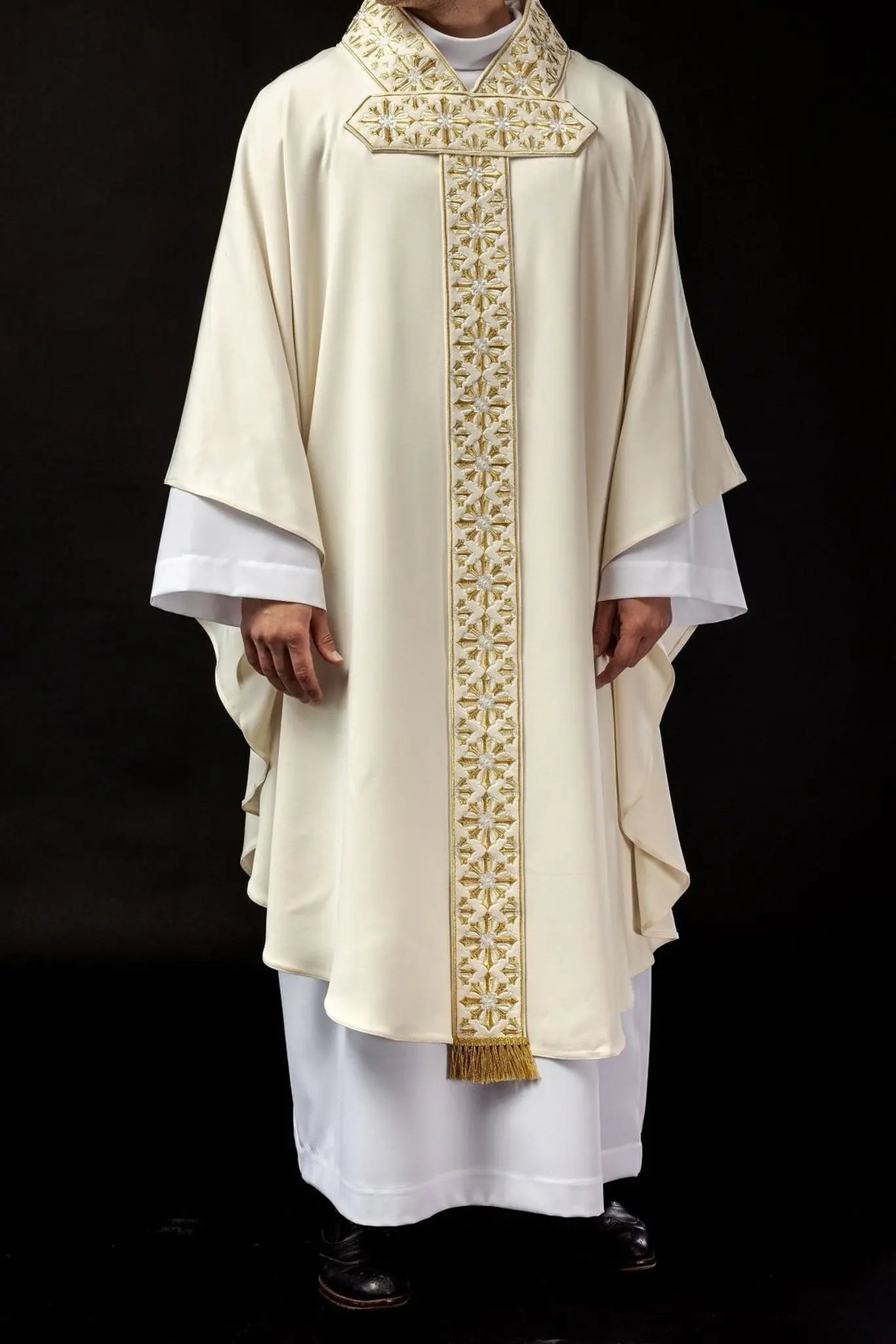 Chasuble with shiny ecru embroidery