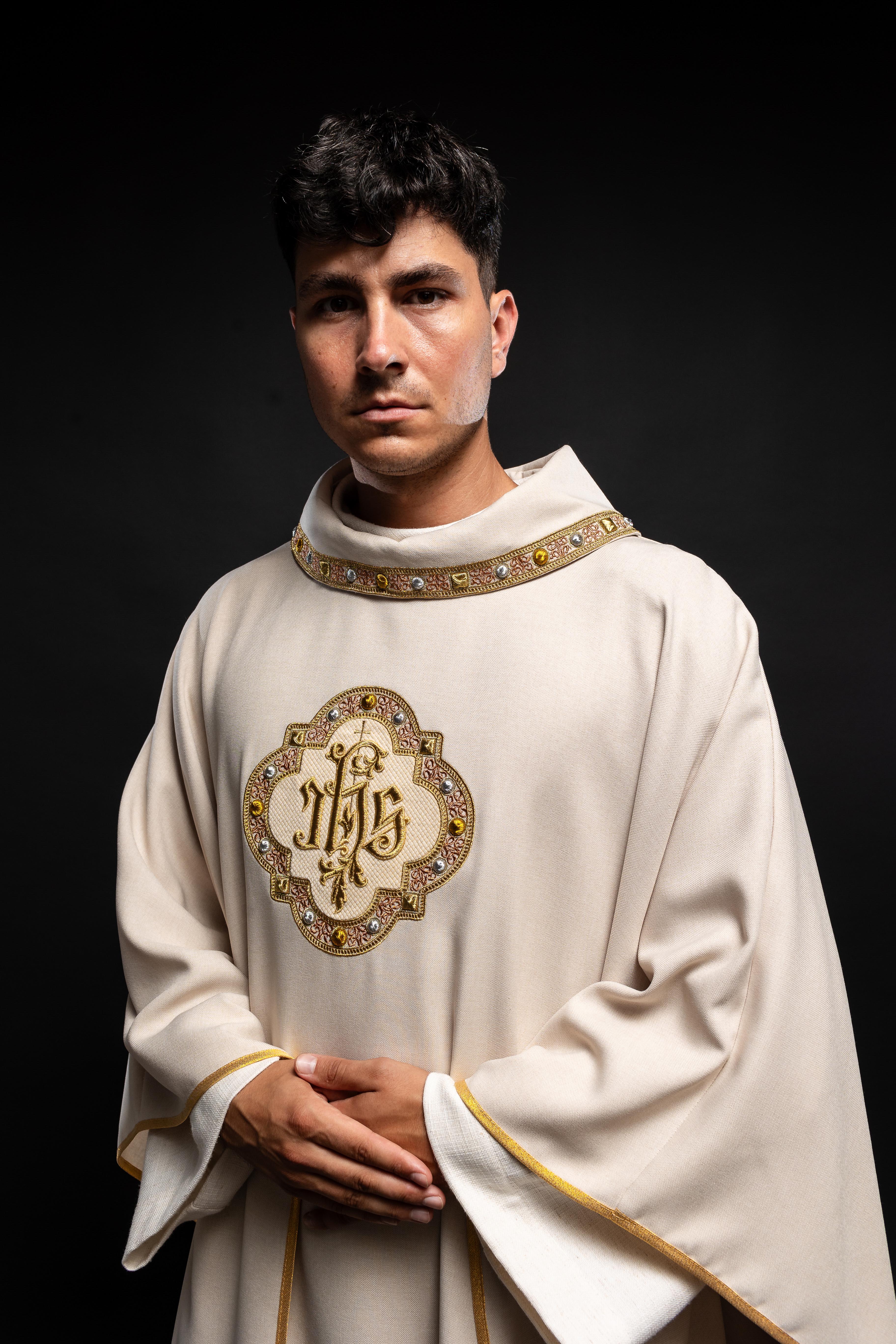 Chasuble with richly embroidered belt and piping around IHS embroidery I collar in ecru color