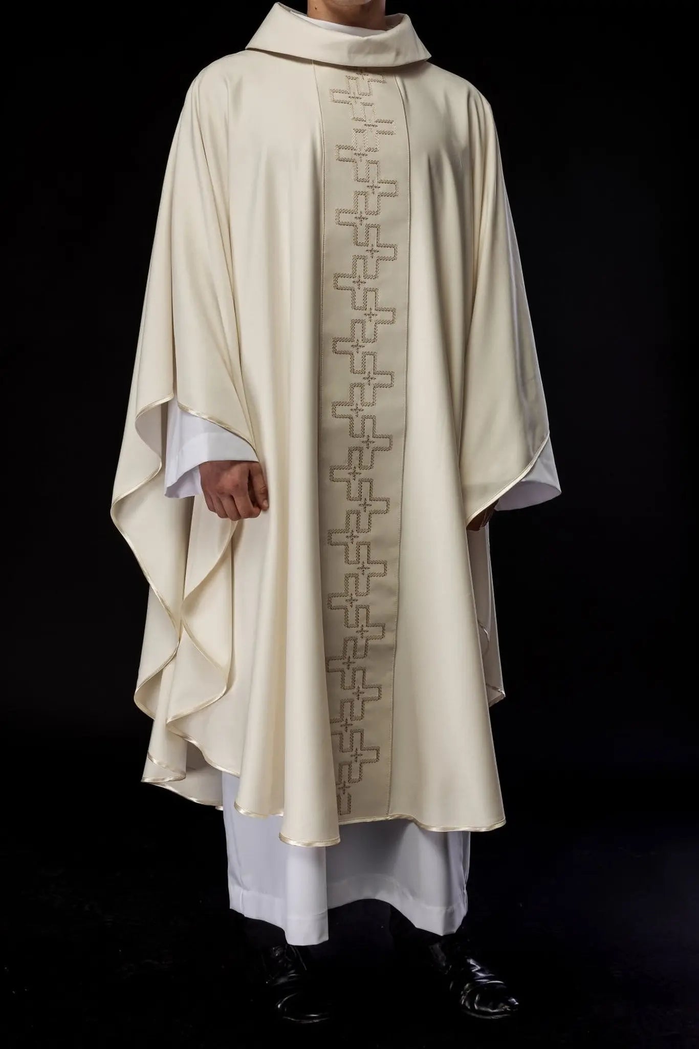 Chasuble with richly embroidered belt in ecru cross embroidery