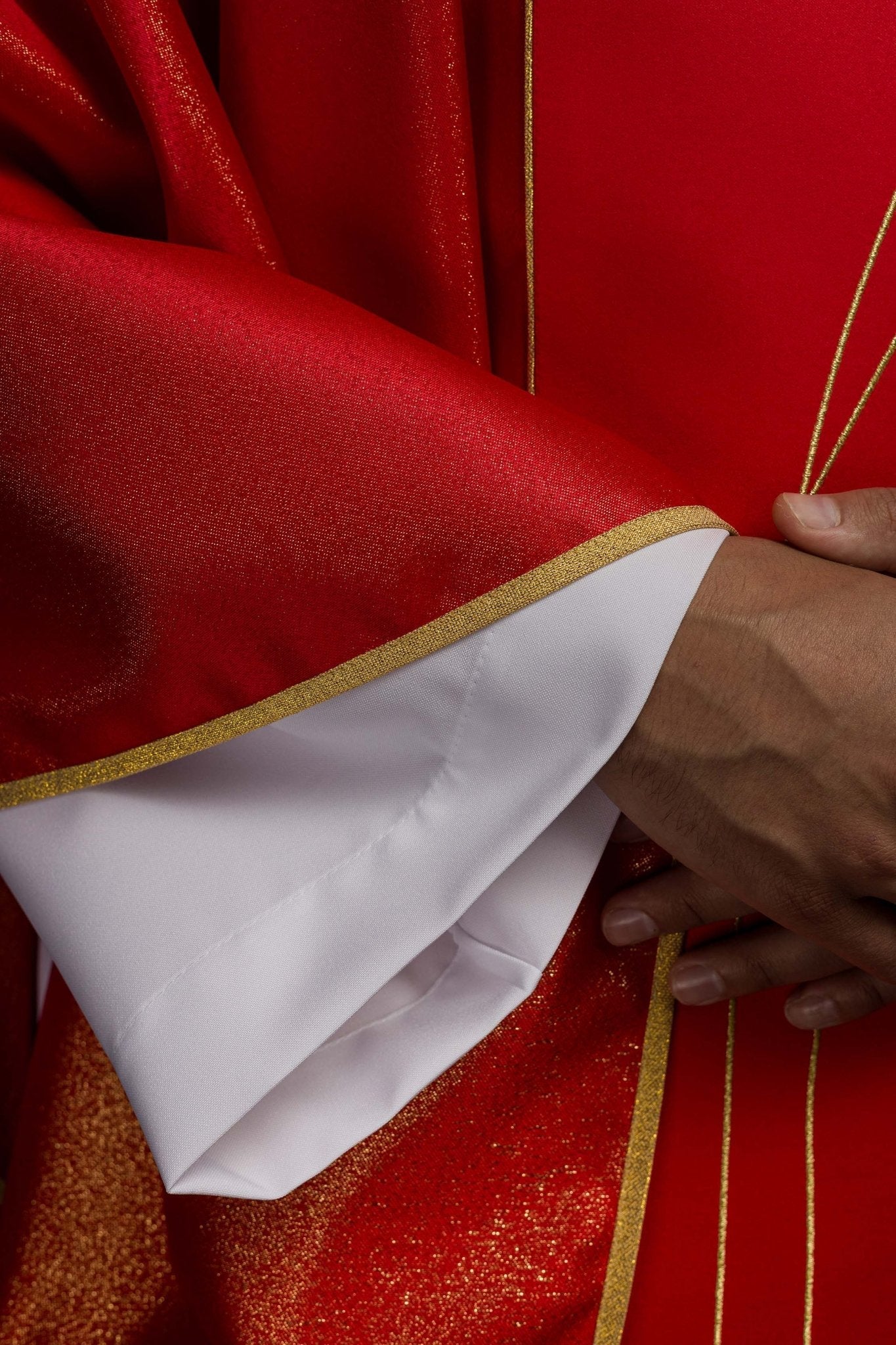 Ornat z Duchem Świętym z błyszczącej tkaniny bogato haftowany w kolorze czerwonym