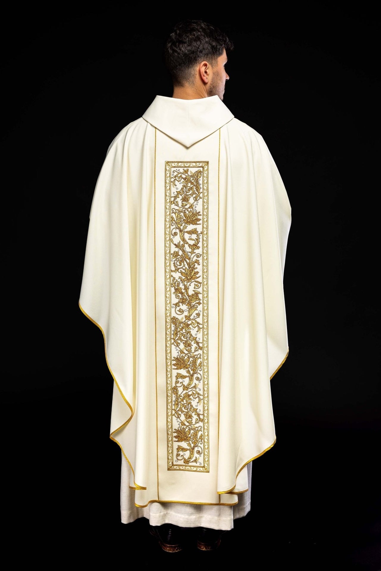 Ornat z haftem kielicha eucharystycznego w kolorze ecru