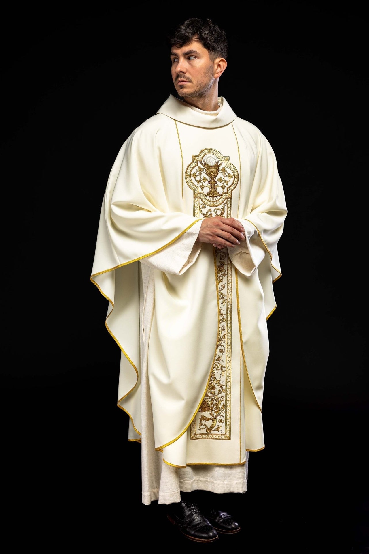 Ornat z haftem kielicha eucharystycznego w kolorze ecru