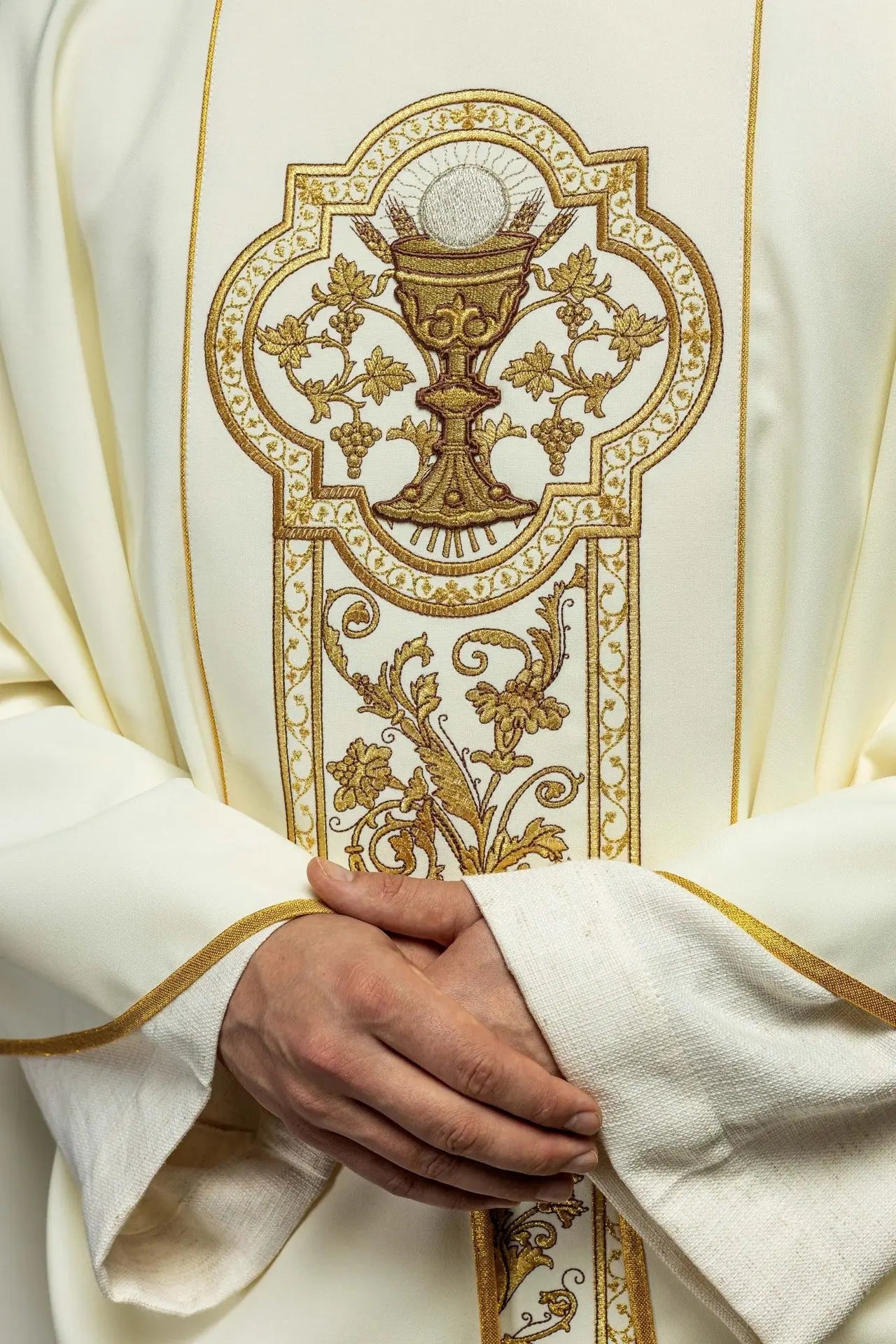 Chasuble with embroidery of the Eucharistic chalice in ecru