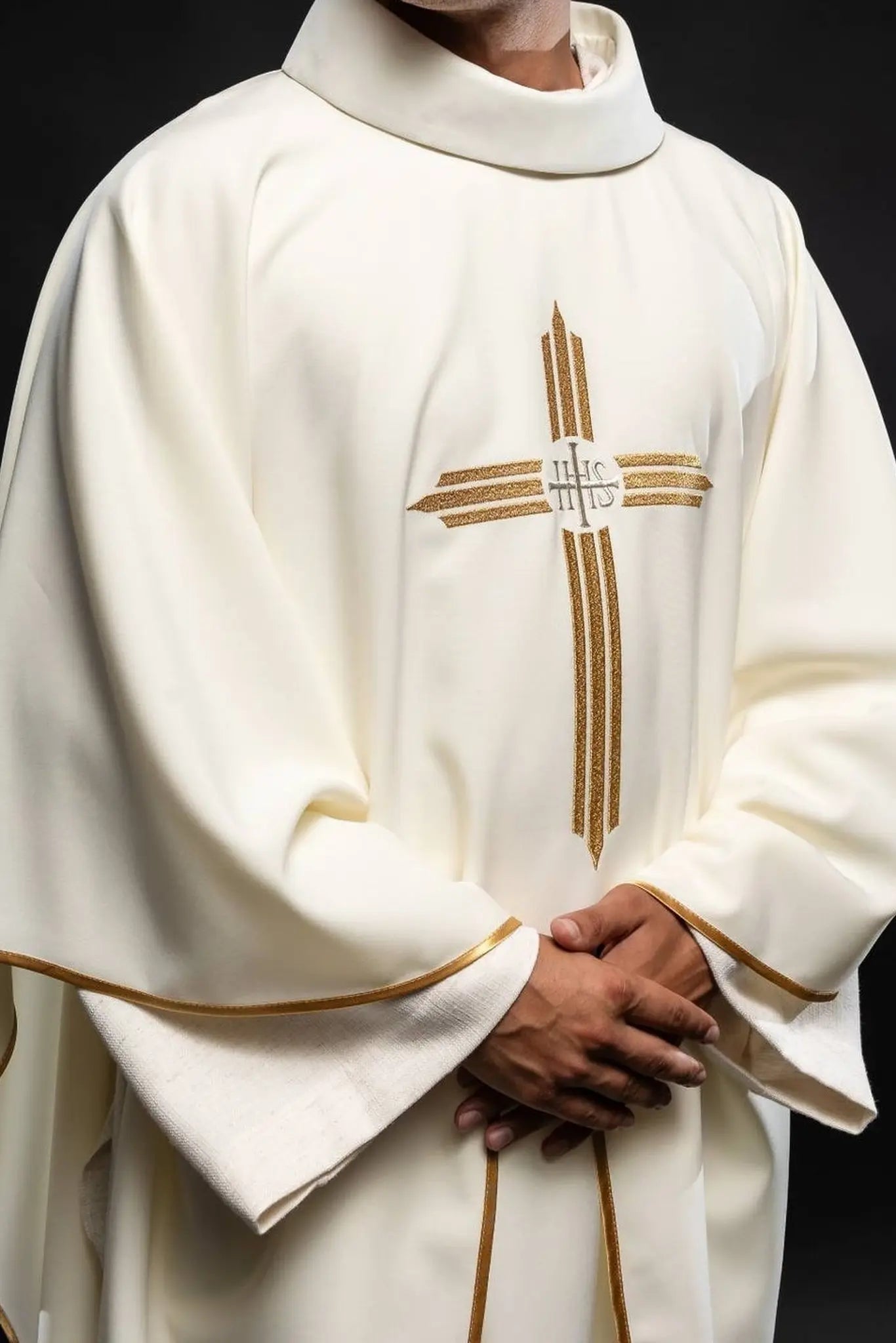 Casula com bordado da Cruz e IHS em cru