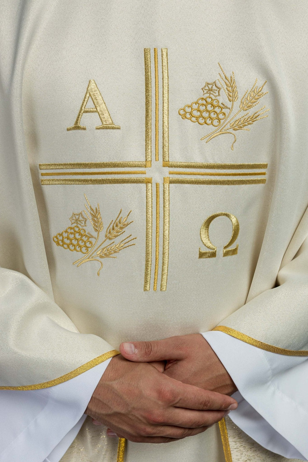 Ornat z haftowanym krzyżem oraz motywami Alfa i Omegi i kłosów w kolorze ecru
