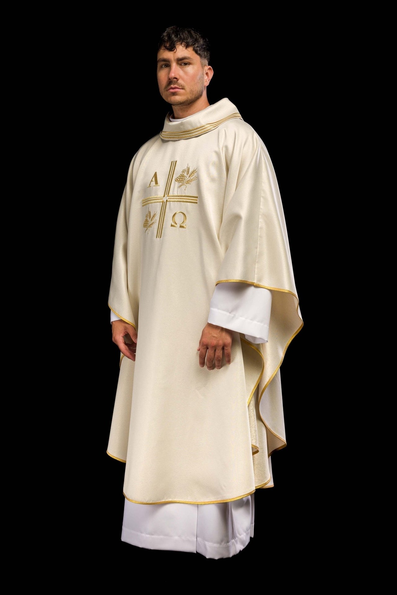 Ornat z haftowanym krzyżem oraz motywami Alfa i Omegi i kłosów w kolorze ecru