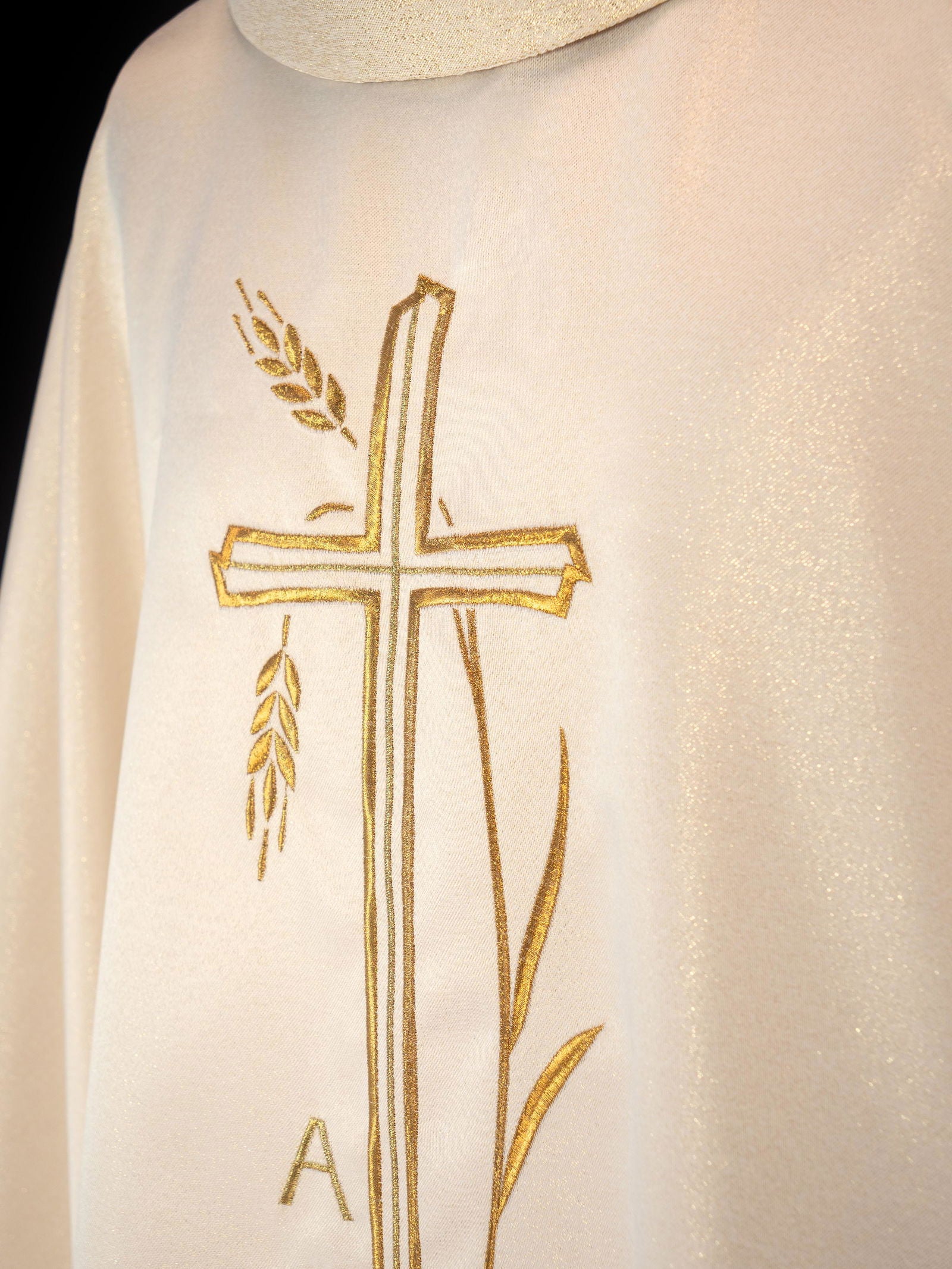 Chasuble with cross and ear motif in ecru