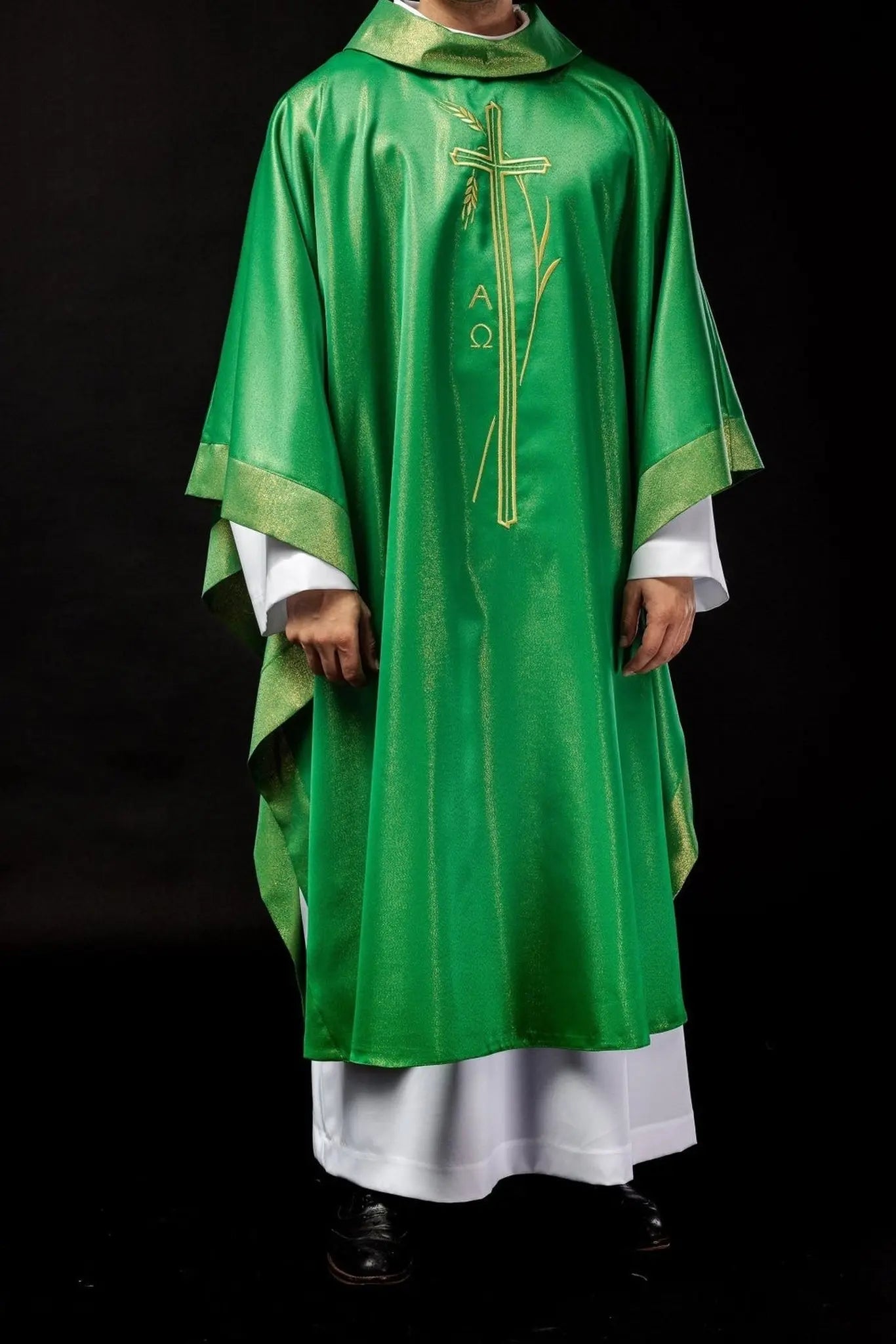 Chasuble with cross and ear motif in green color