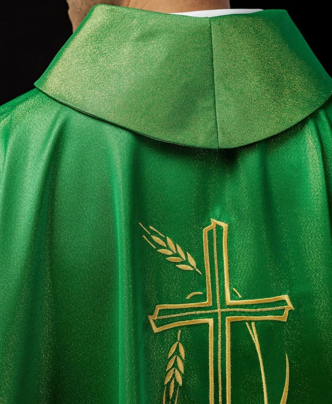 Chasuble with cross and ear motif in green color