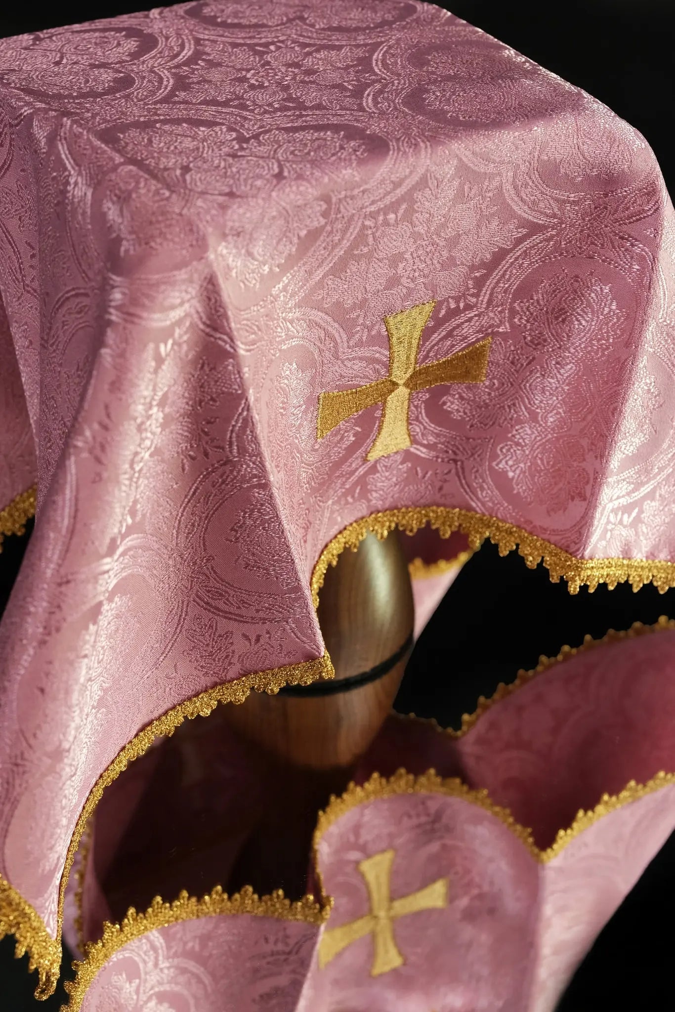 Pink chalice veil featuring a cross motif in jacquard fabric