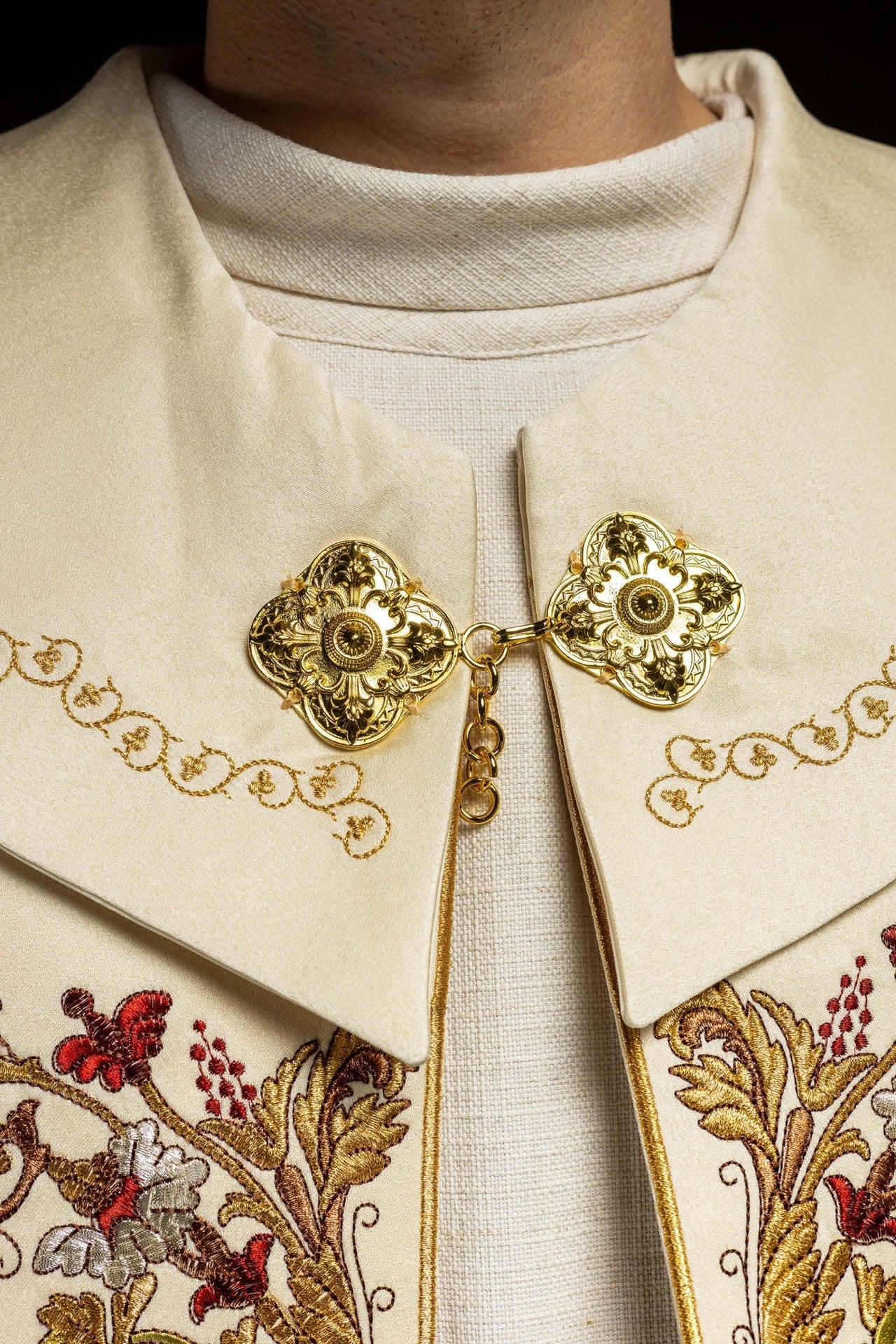 Satynowa kapa liturgiczna ecru z haftowanym złotym IHS