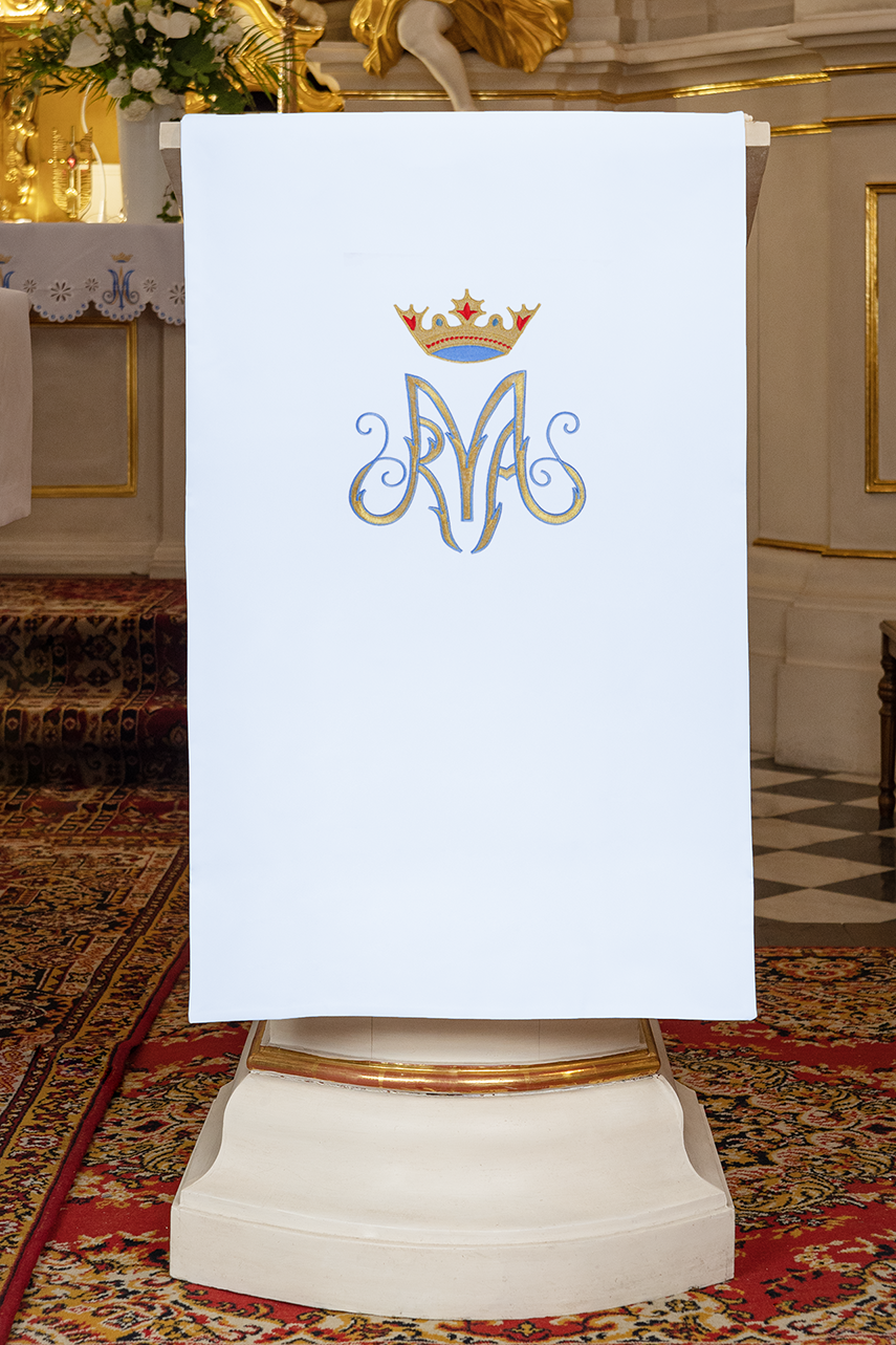 Embroidered lectern napkin with Marian motif