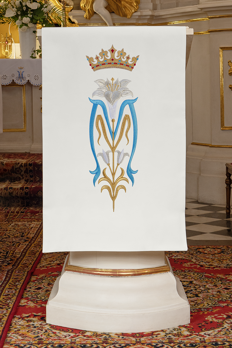 Vestment for lectorium with Marian embroidery