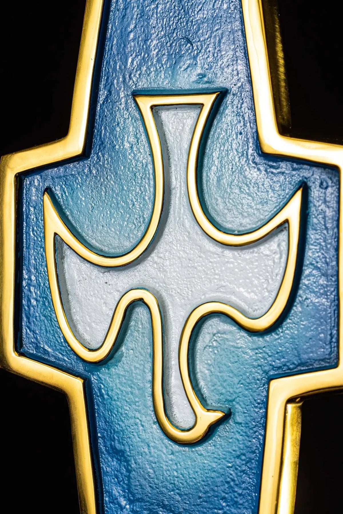 Blu acquasantiera con colomba dello Spirito Santo dorata, dettaglio ravvicinato