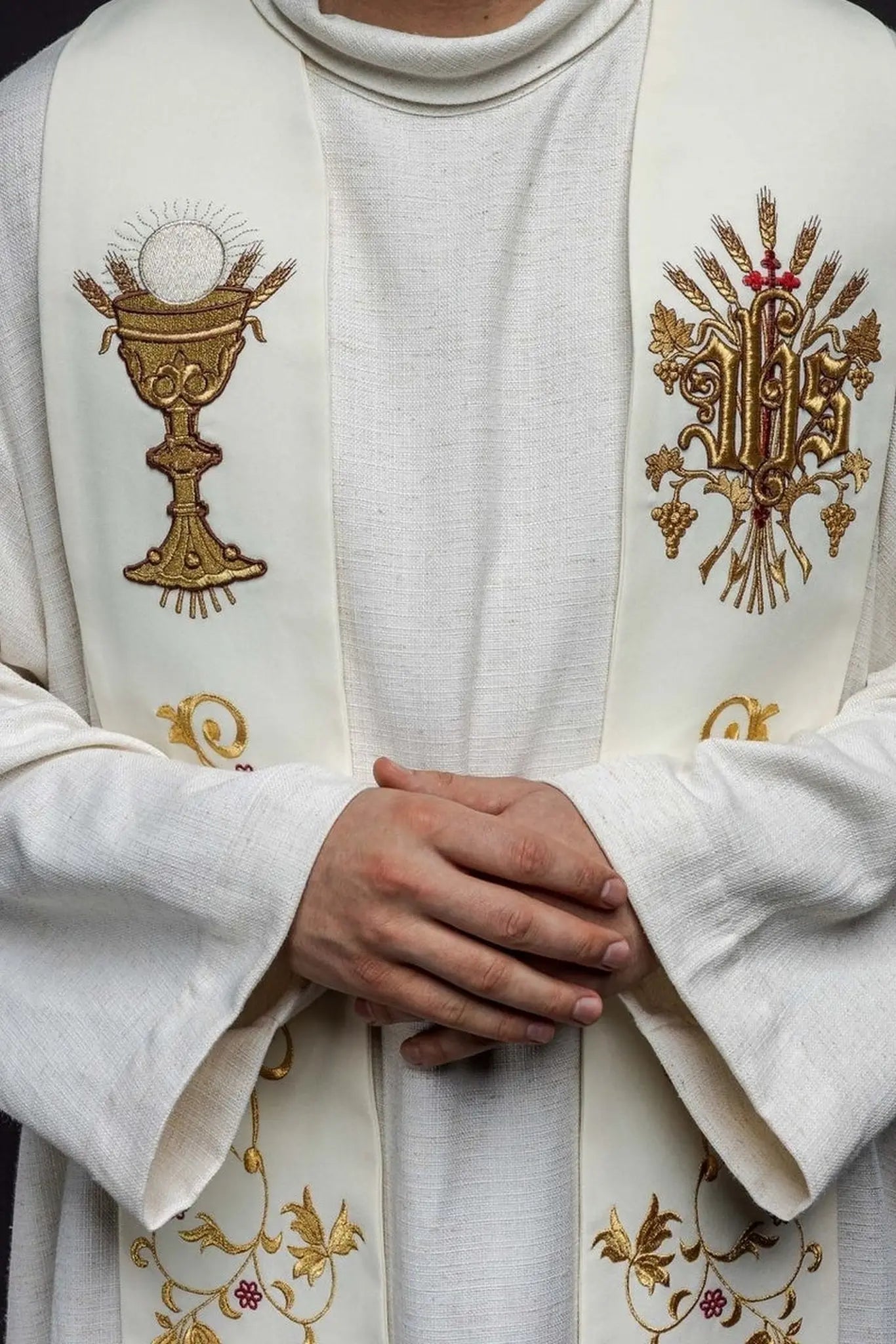 Embroidered stole IHS and chalice ecru