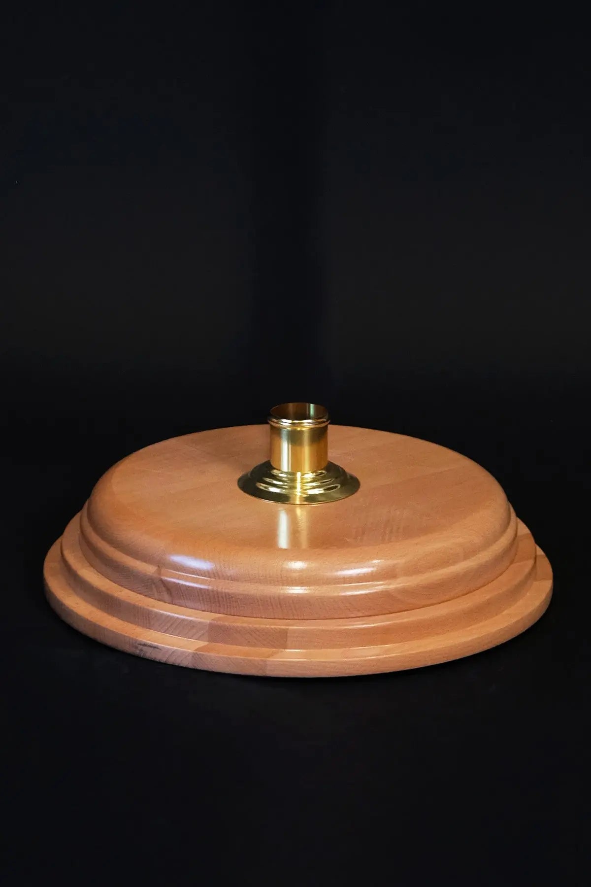 Marrone base portastendardo in legno, diametro 40 cm, con boccola dorata, vista frontale