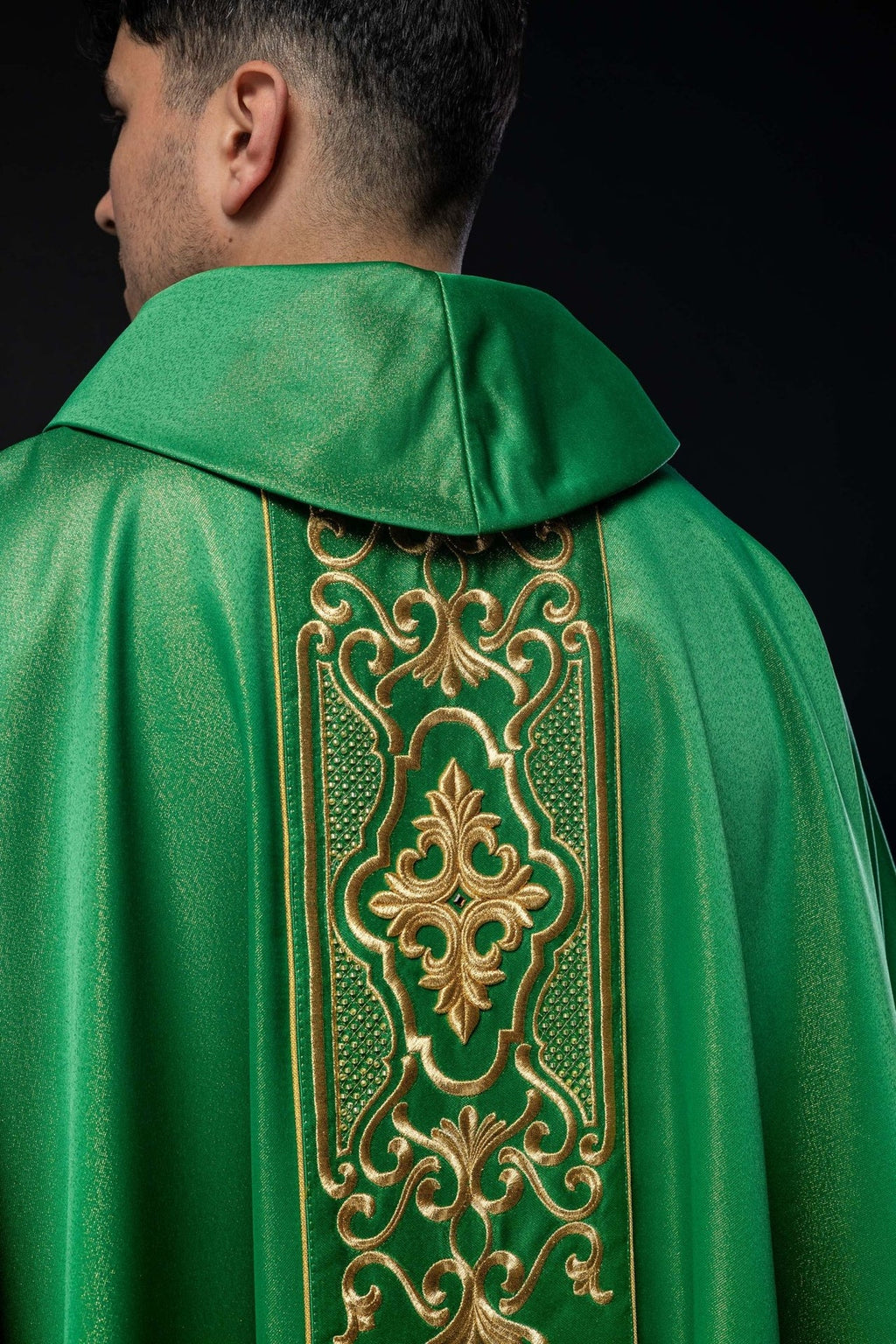 Zielony ornat bogato haftowany połyskujący