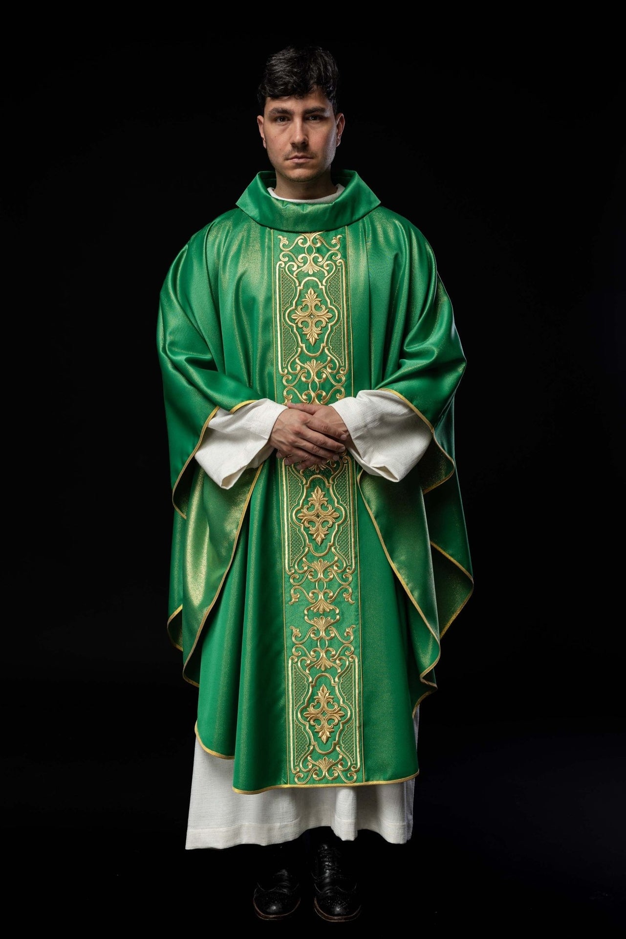 Zielony ornat bogato haftowany połyskujący