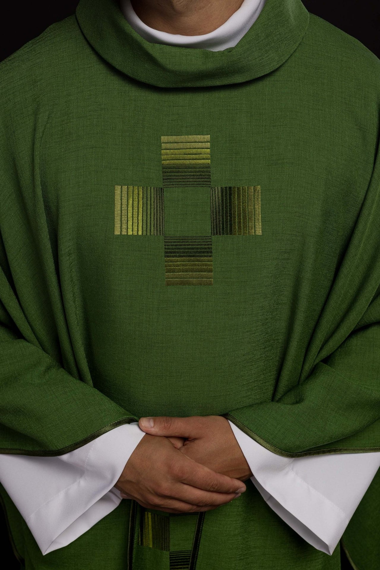 Zielony ornat haftowanymi krzyżami