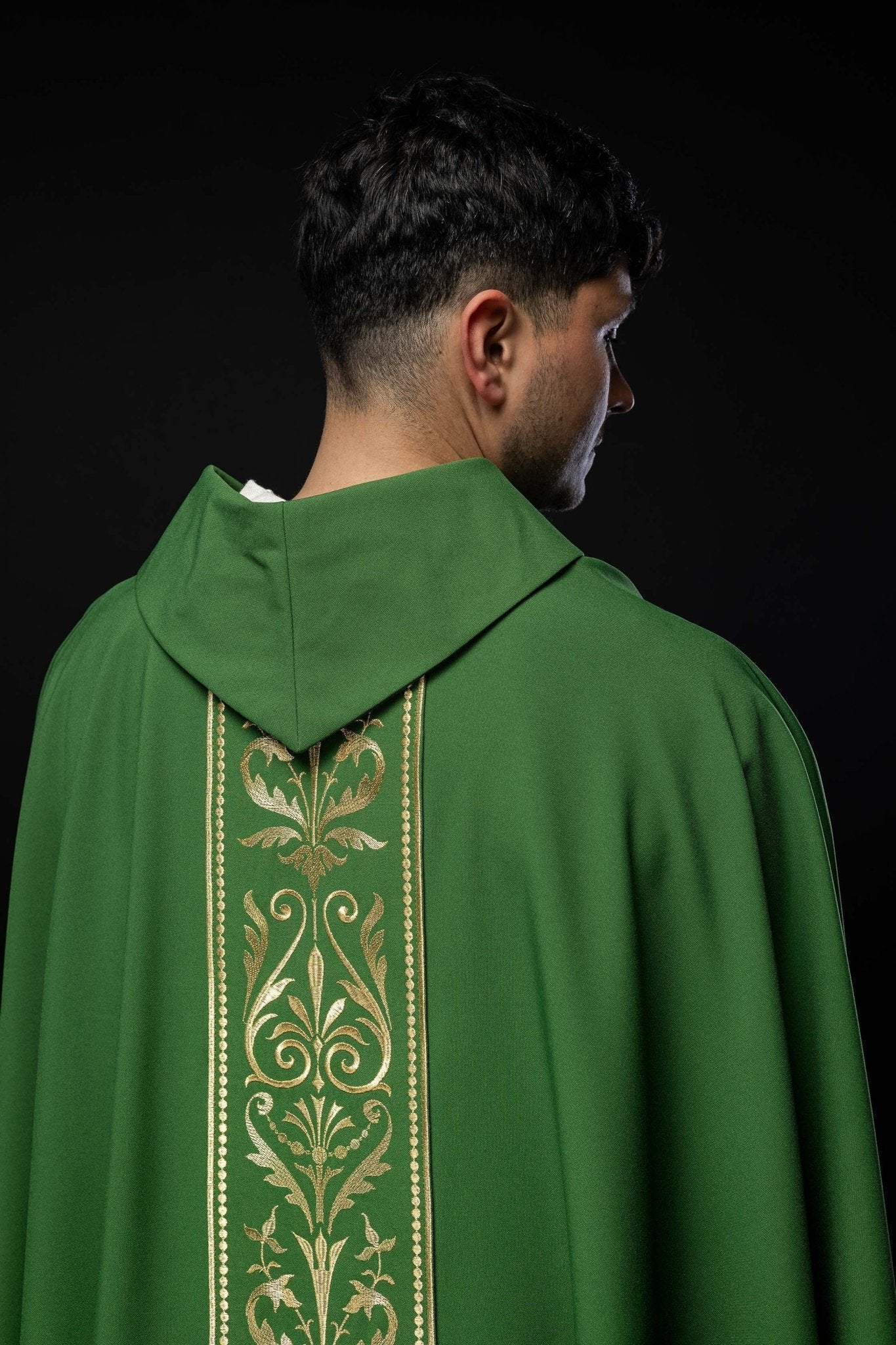 Zielony ornat liturgiczny zdobiony złotym pasem haftowanym