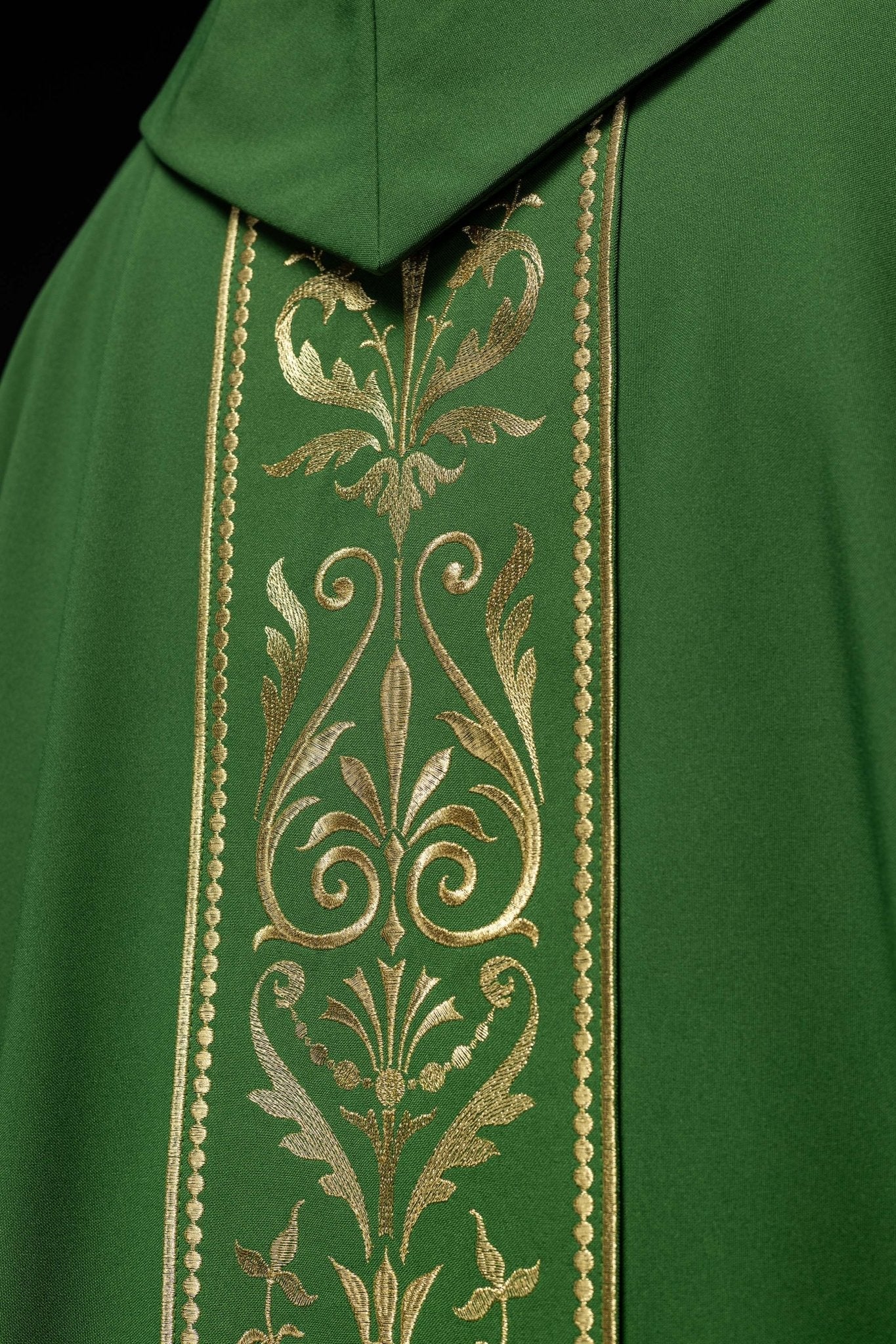 Zielony ornat liturgiczny zdobiony złotym pasem haftowanym