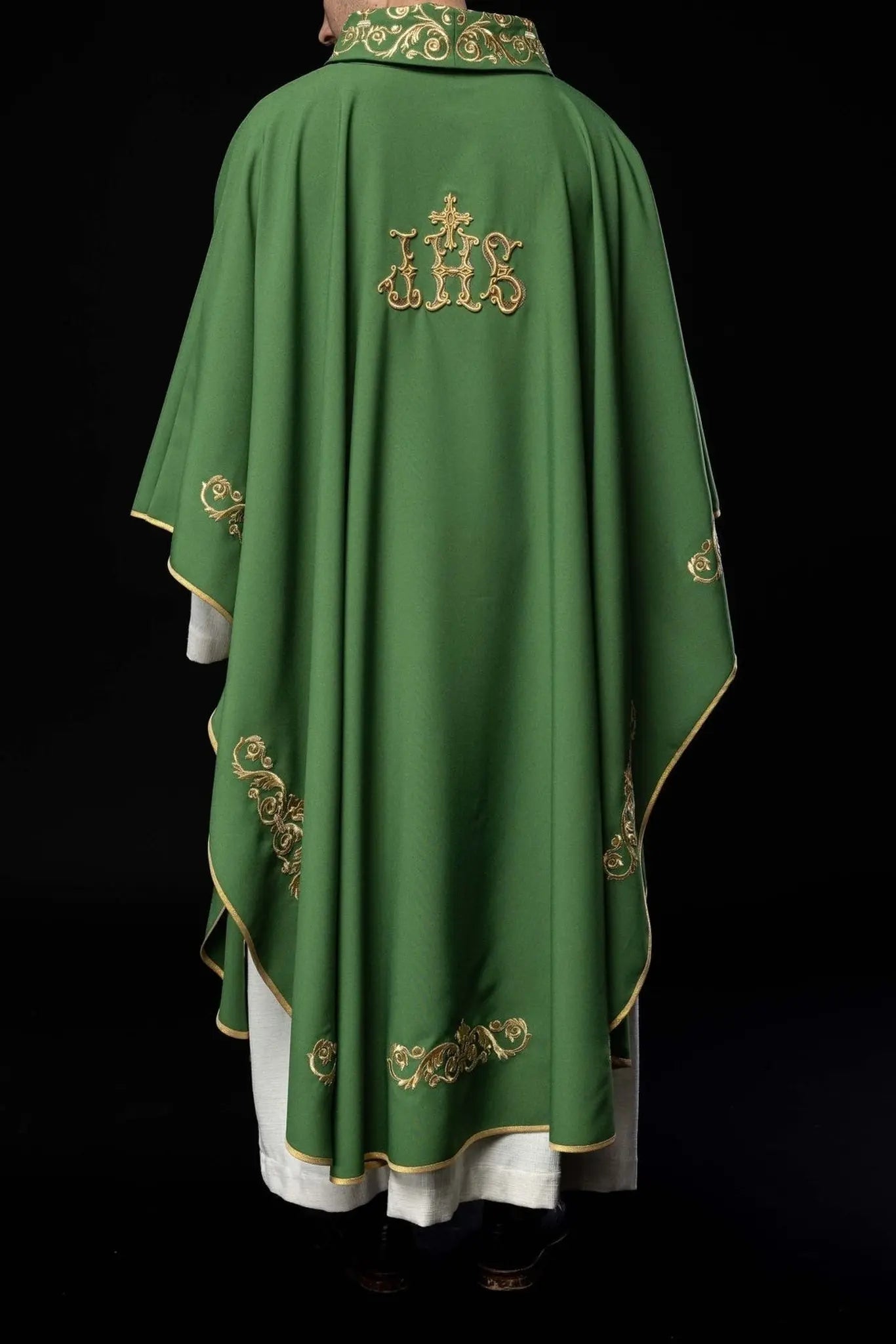 Casula verde com bordado dourado de IHS e acabamento decorativo