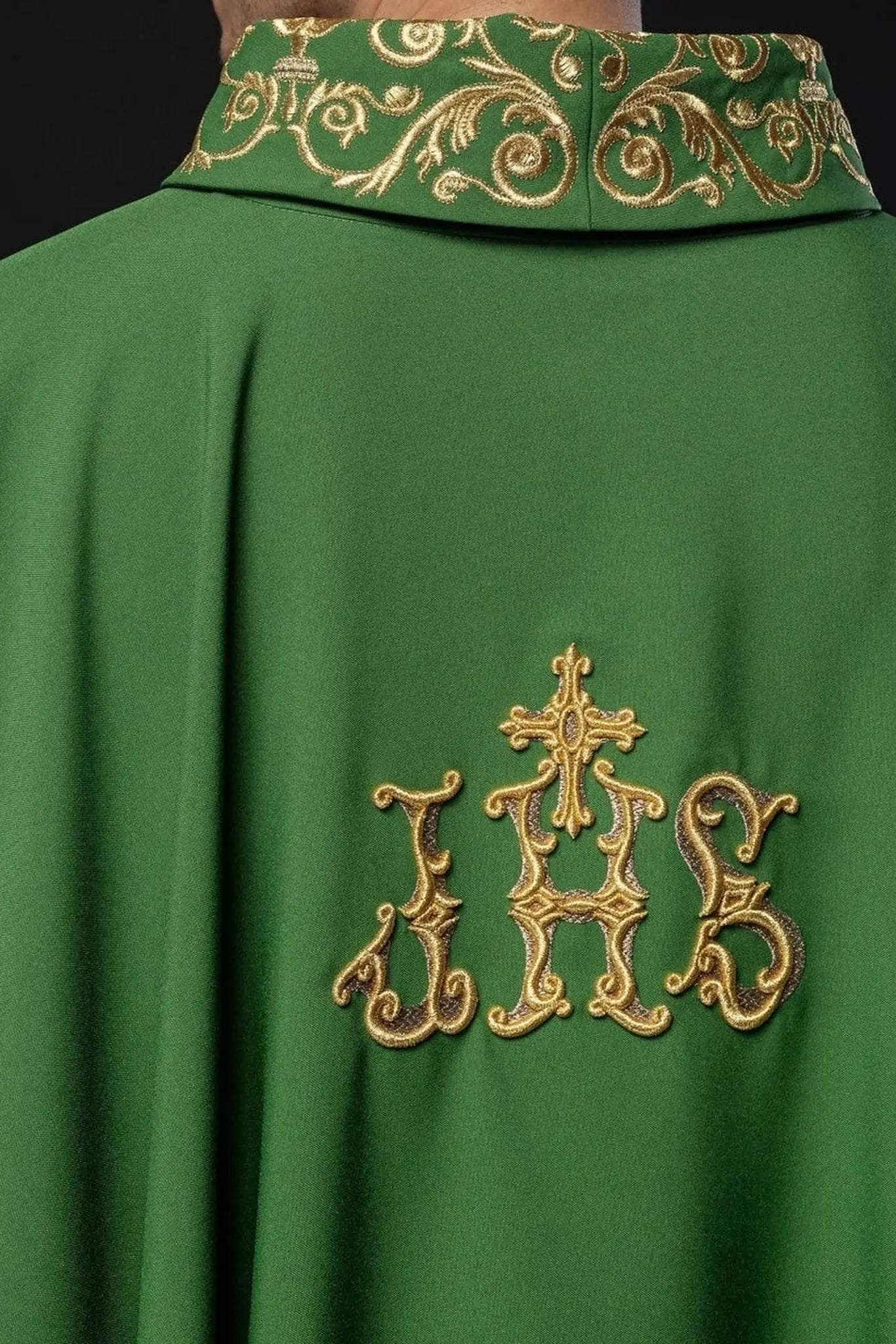 Casula verde com bordado dourado de IHS e acabamento decorativo