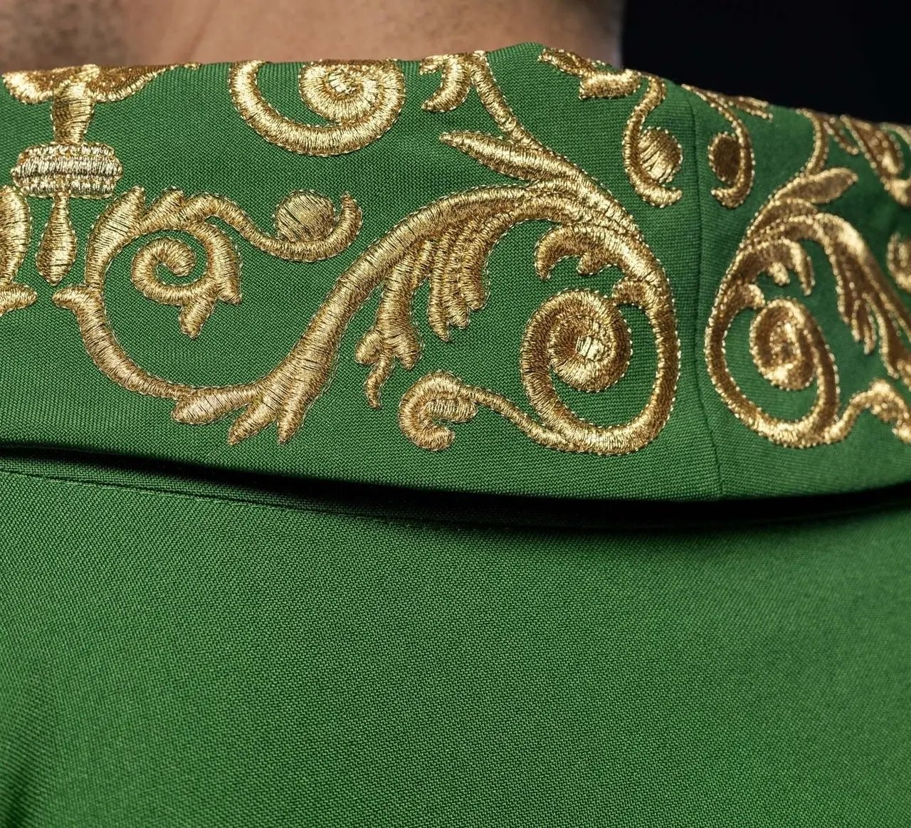 Casula verde com bordado dourado de IHS e acabamento decorativo
