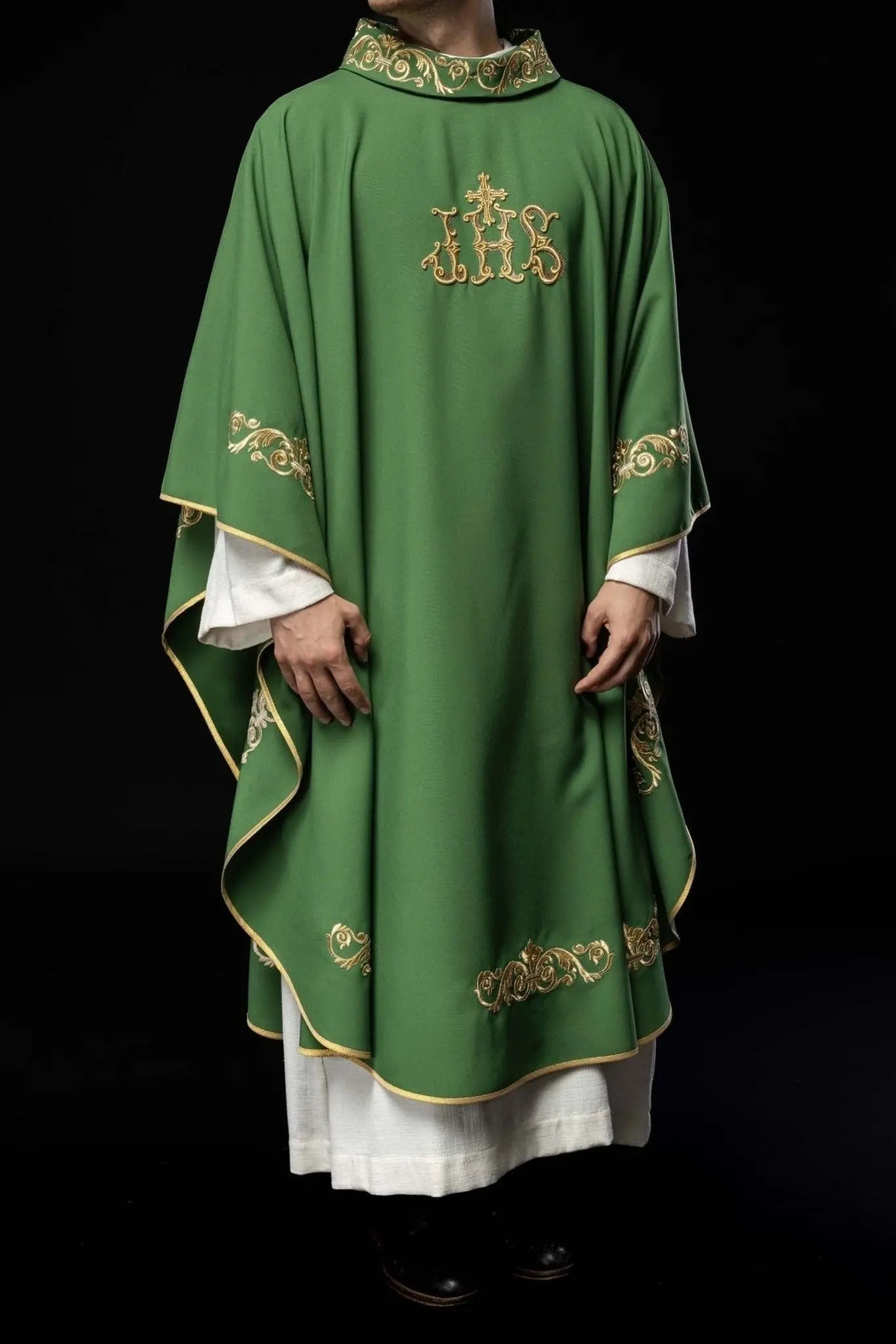 Casula verde com bordado dourado de IHS e acabamento decorativo
